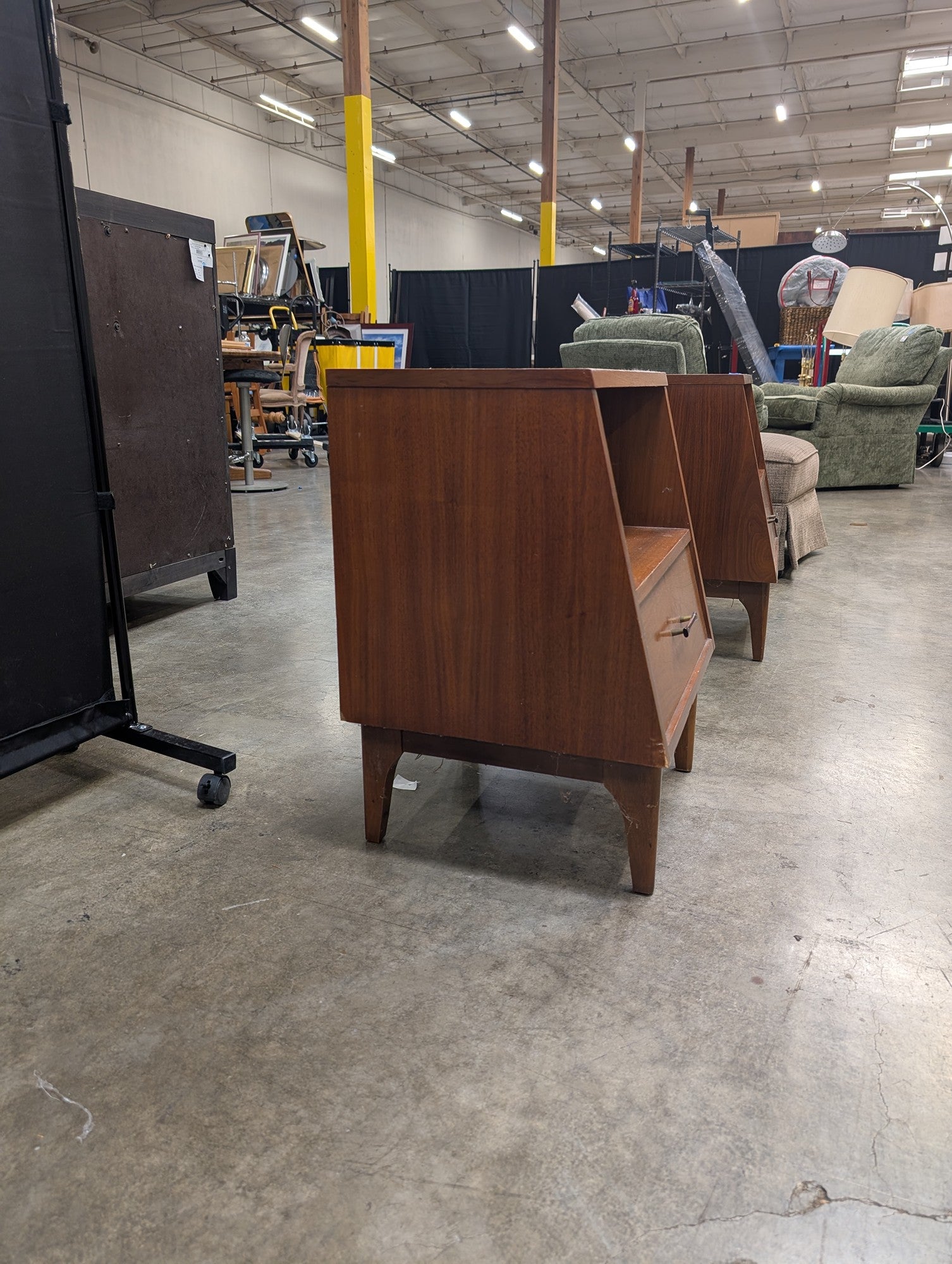 Kroehler Walnut Mid-Century Nightstand with Drawer