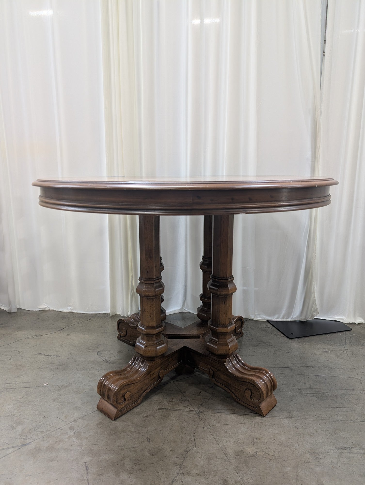 Traditional Round Pedestal Dining Table