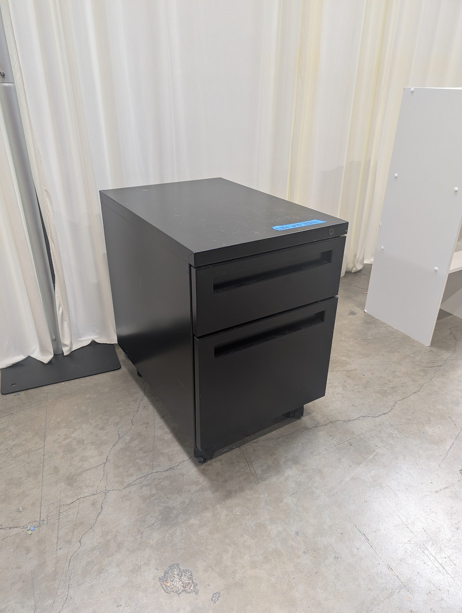 Black Two-Drawer Mobile Filing Cabinet in Metal (Missing key)