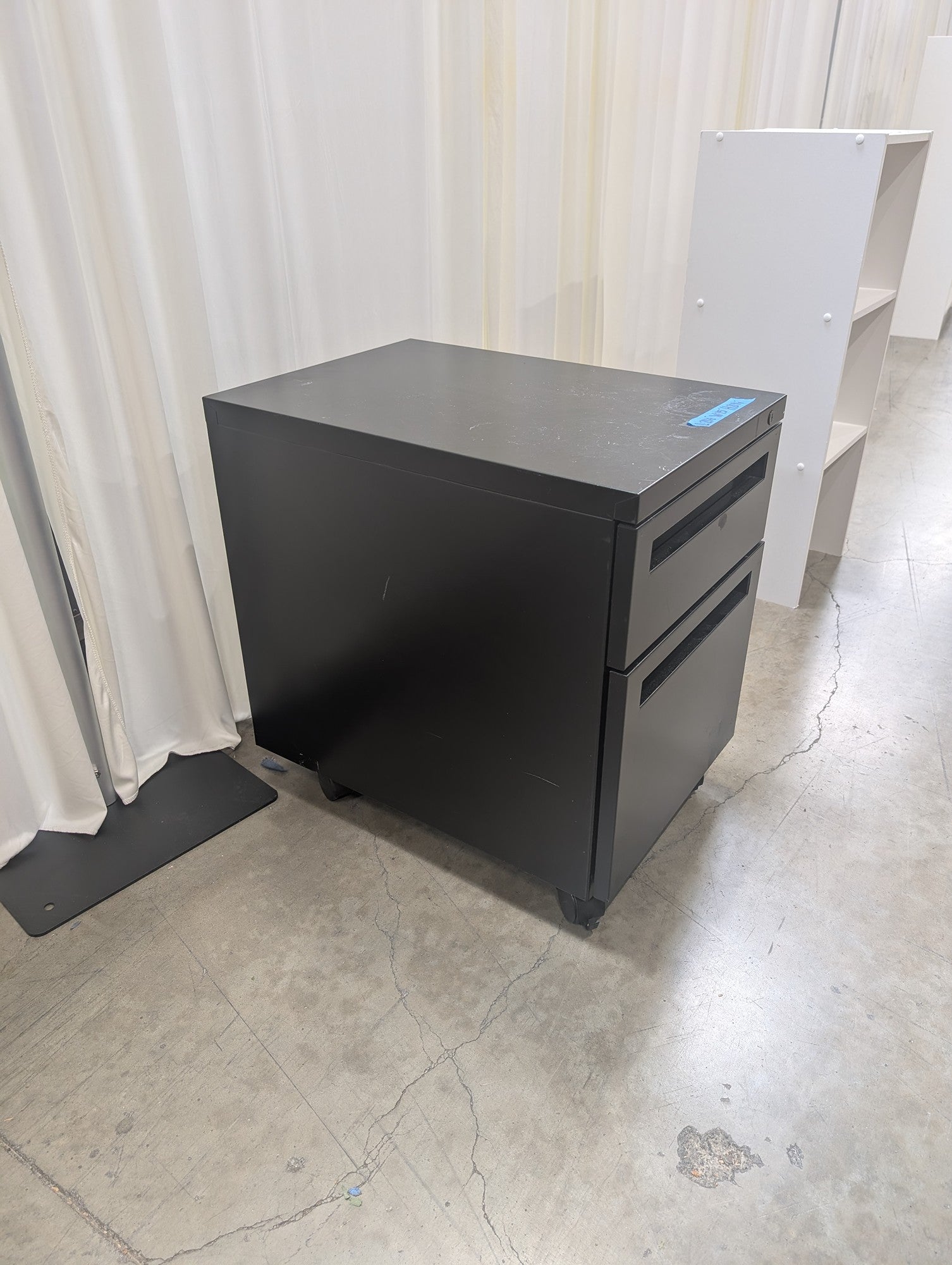 Black Two-Drawer Mobile Filing Cabinet in Metal (Missing key)