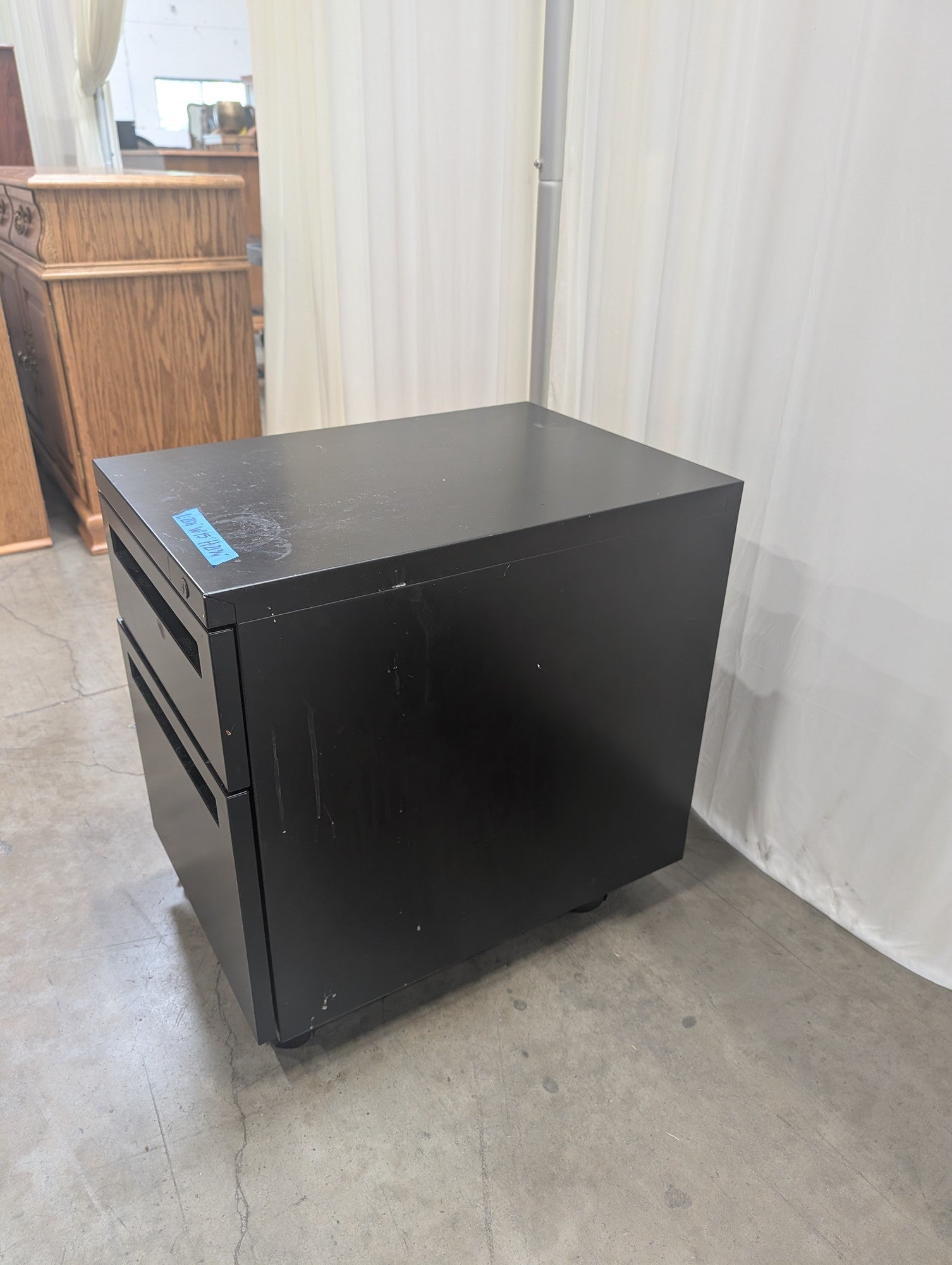 Black Two-Drawer Mobile Filing Cabinet in Metal (Missing key)