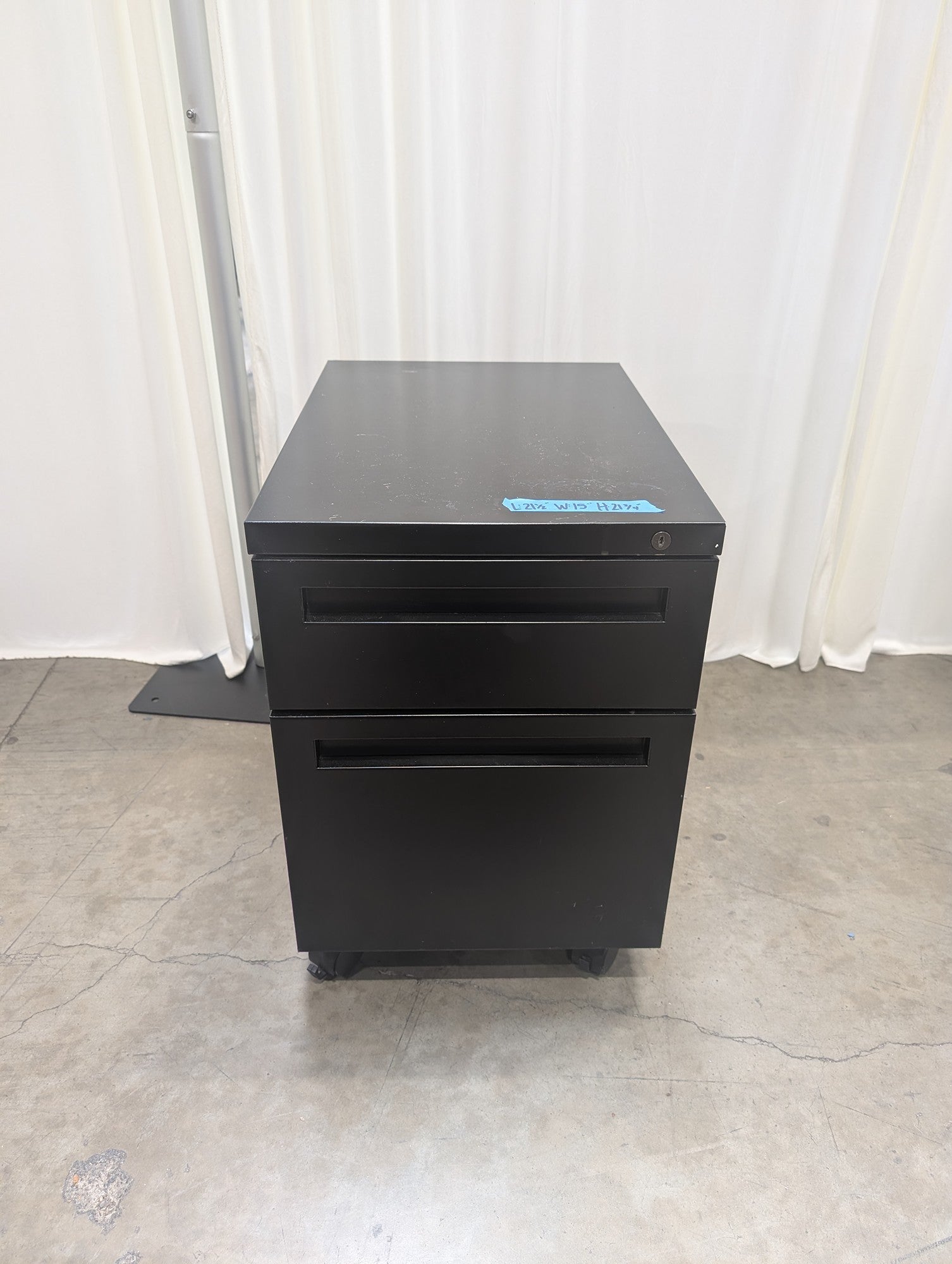 Black Two-Drawer Mobile Filing Cabinet in Metal (Missing key)