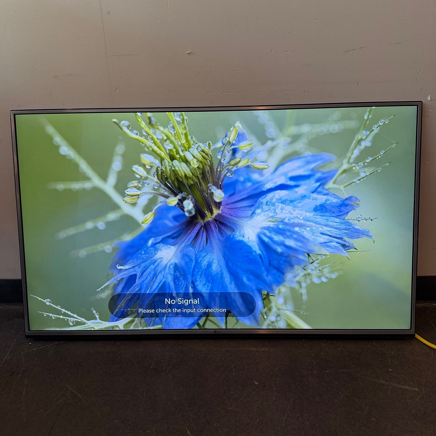 LG 55UH6030 55-inch Smart 4K Television with Wall Mount, Remote and Power Supply
