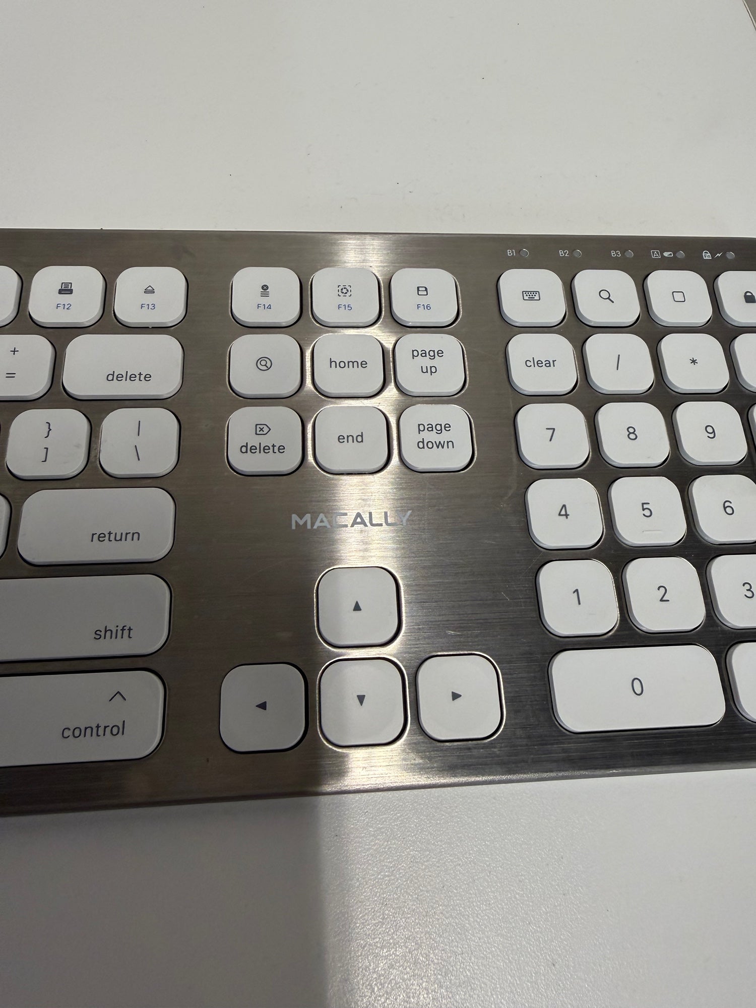 Macally BTWKEYMB Full-Size Bluetooth Wireless Keyboard