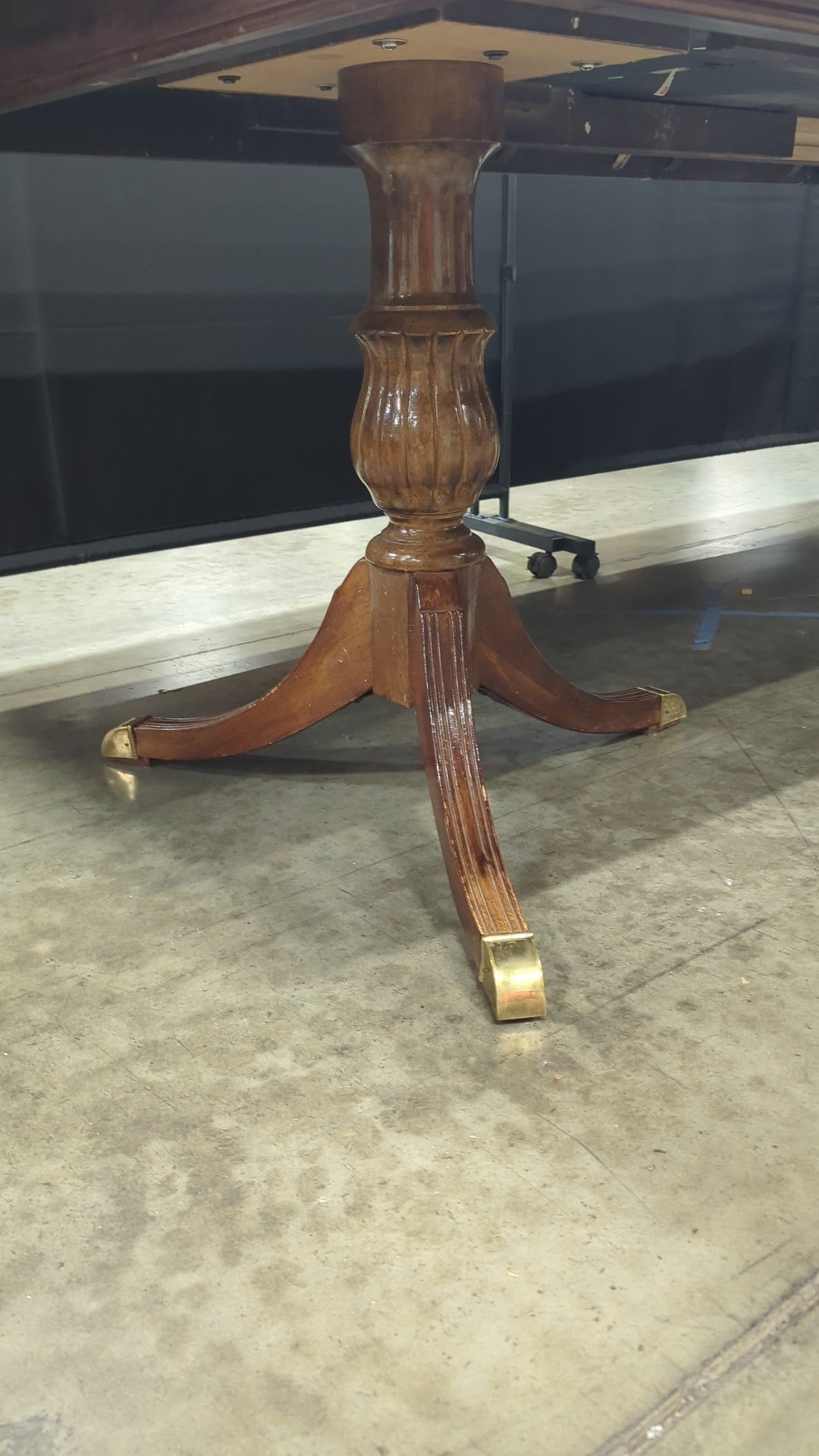Traditional Pedestal Base Wood Dining Table