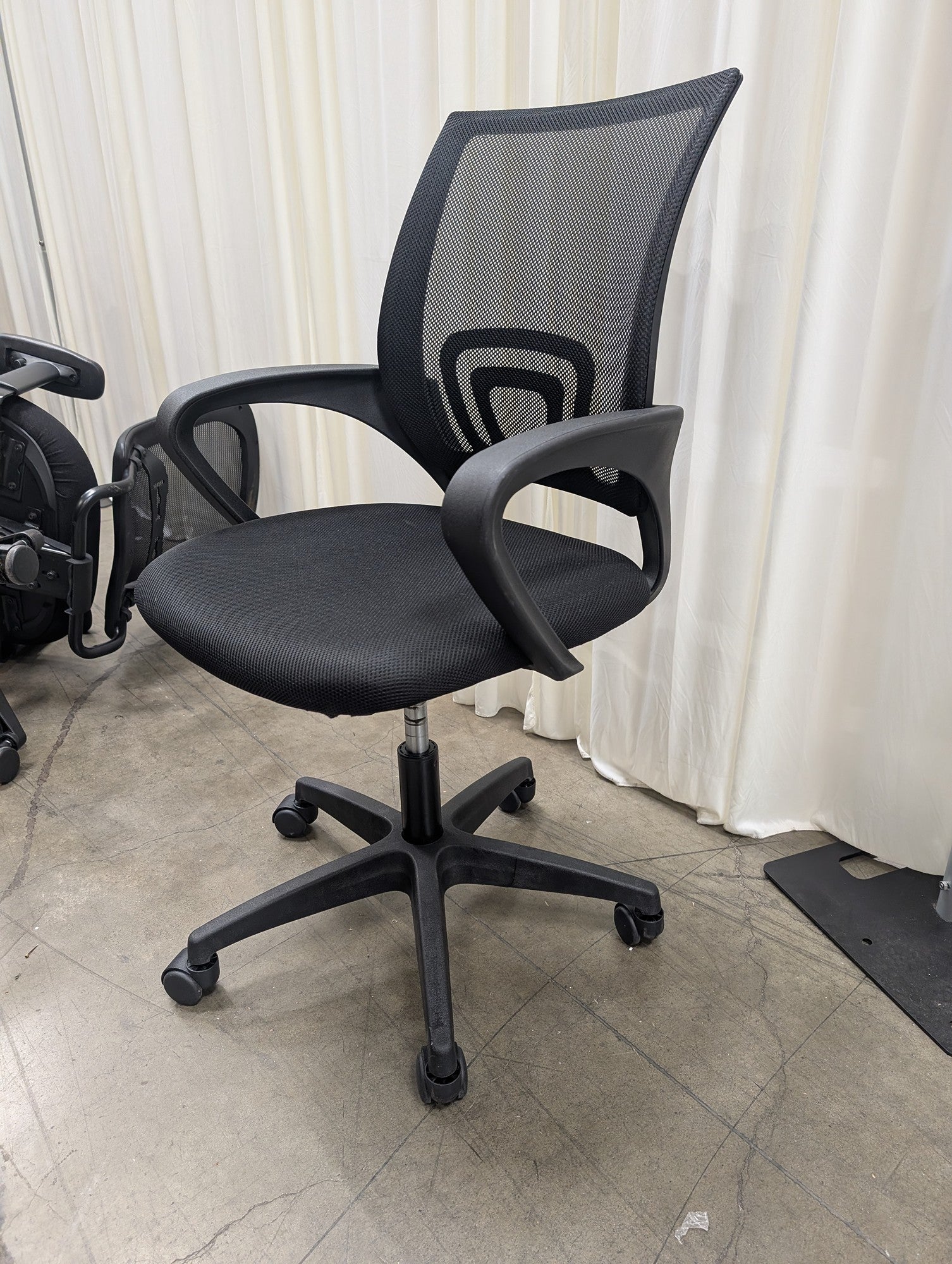 Black Mesh Back Swivel Office Chair with Armrests