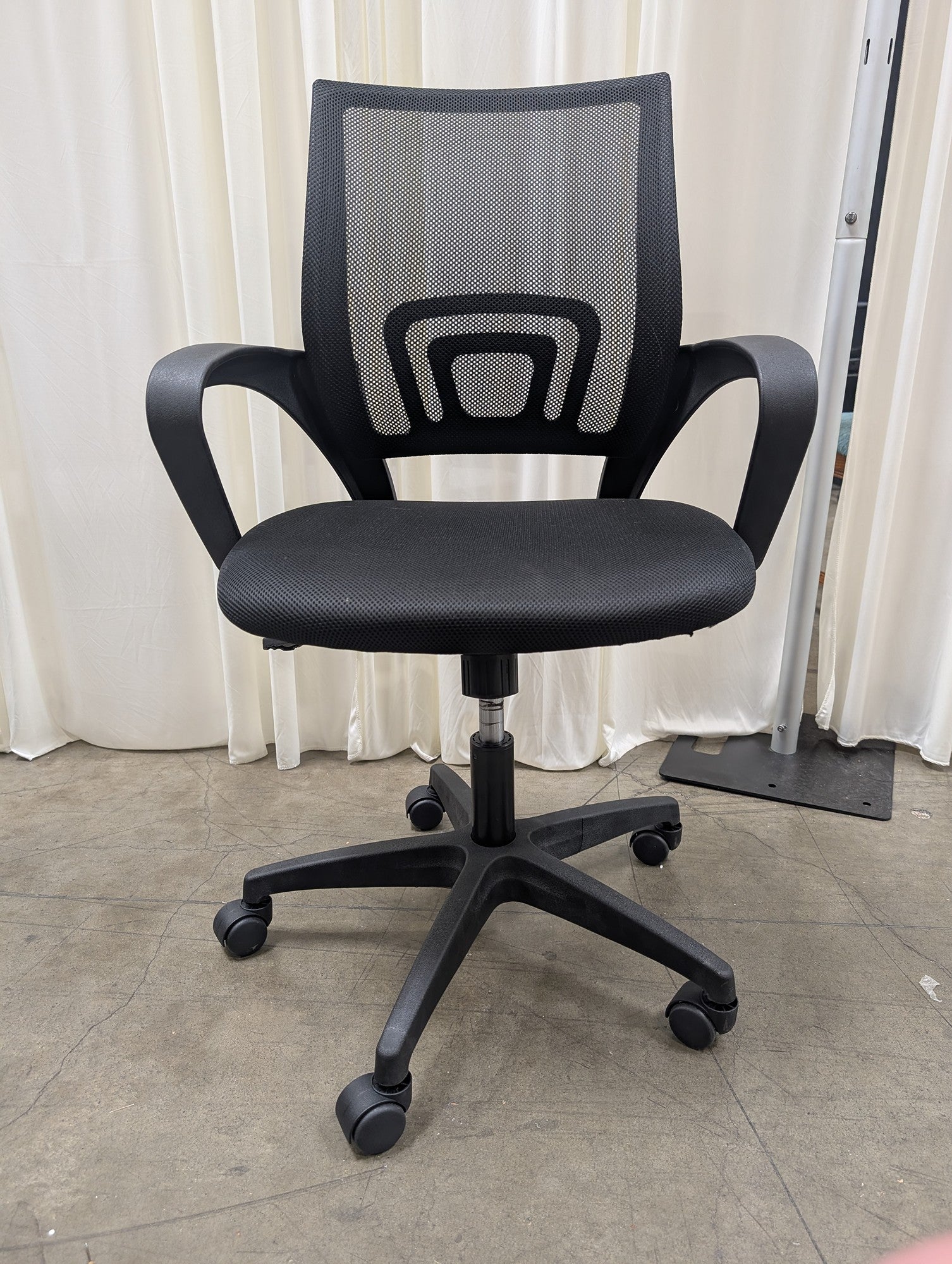 Black Mesh Back Swivel Office Chair with Armrests