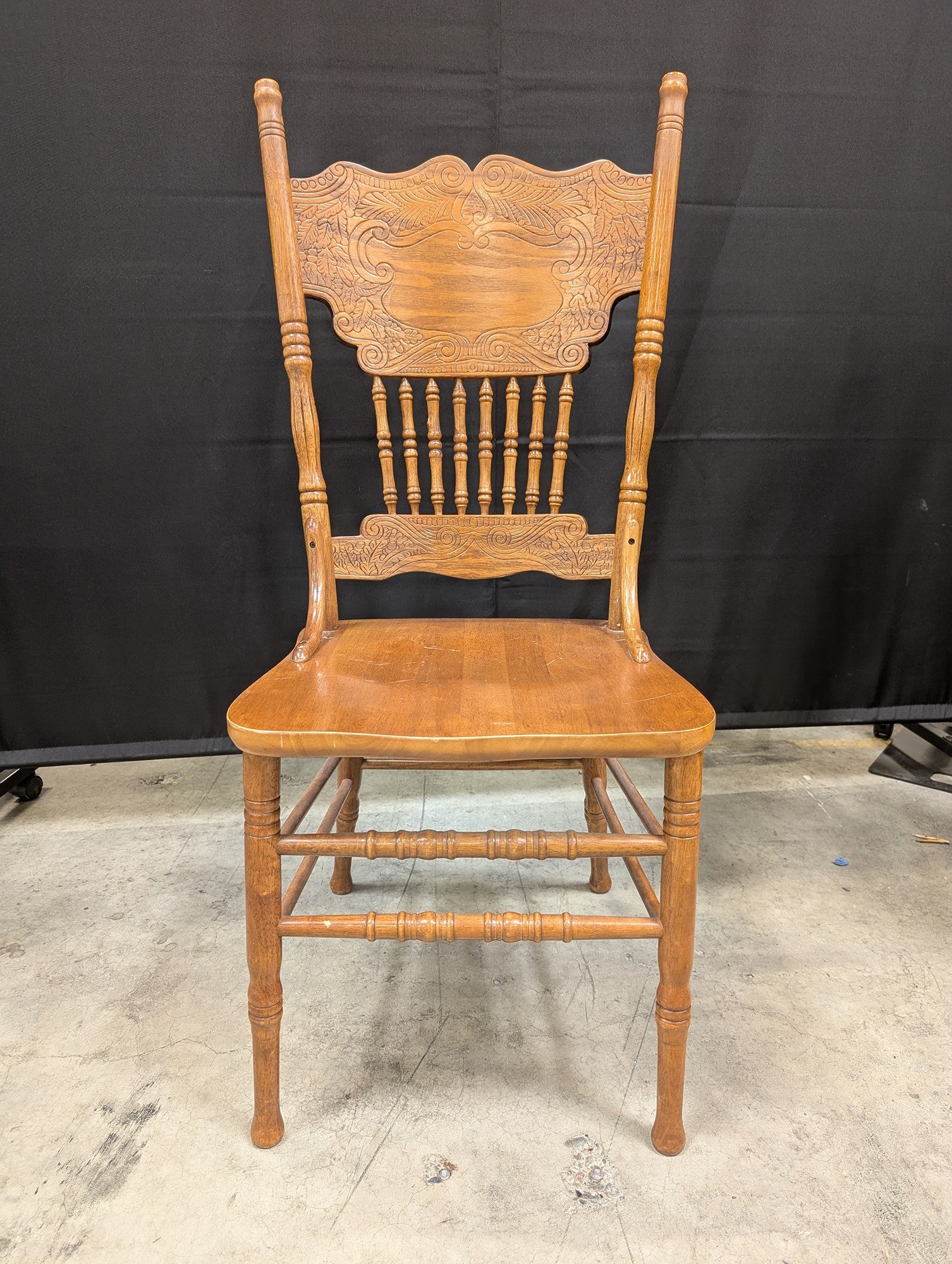 Oak-Tone Pedestal Wood Dining Table with Four Carved Chairs
