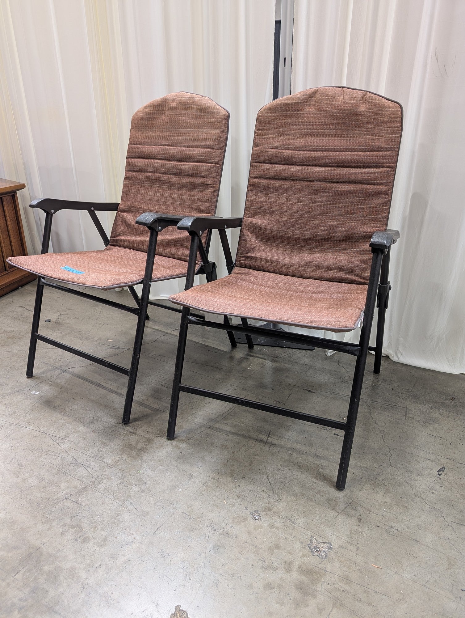 Pair of Padded Folding Patio Chairs – Brown High-Back with Armrests