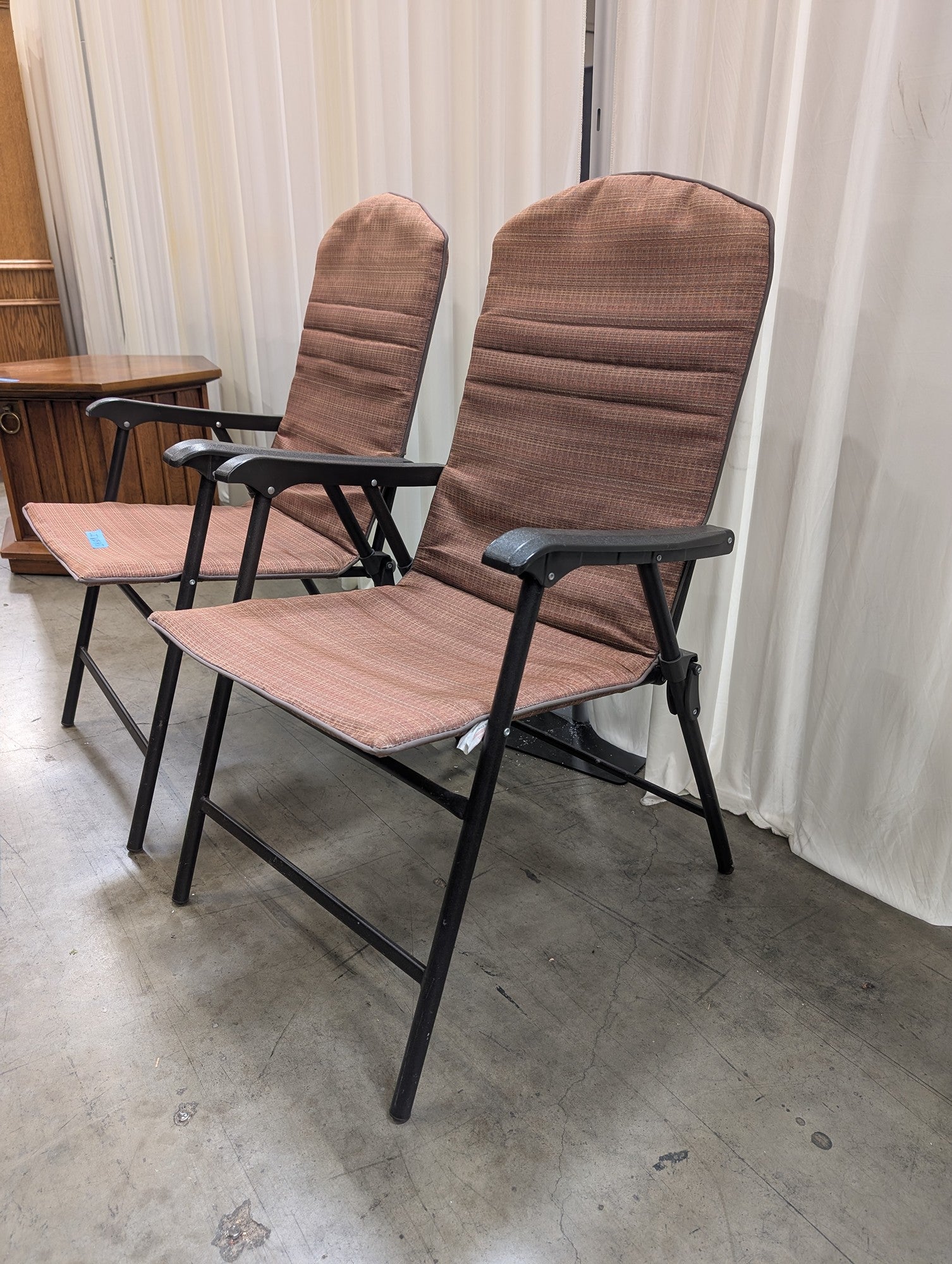 Pair of Padded Folding Patio Chairs – Brown High-Back with Armrests