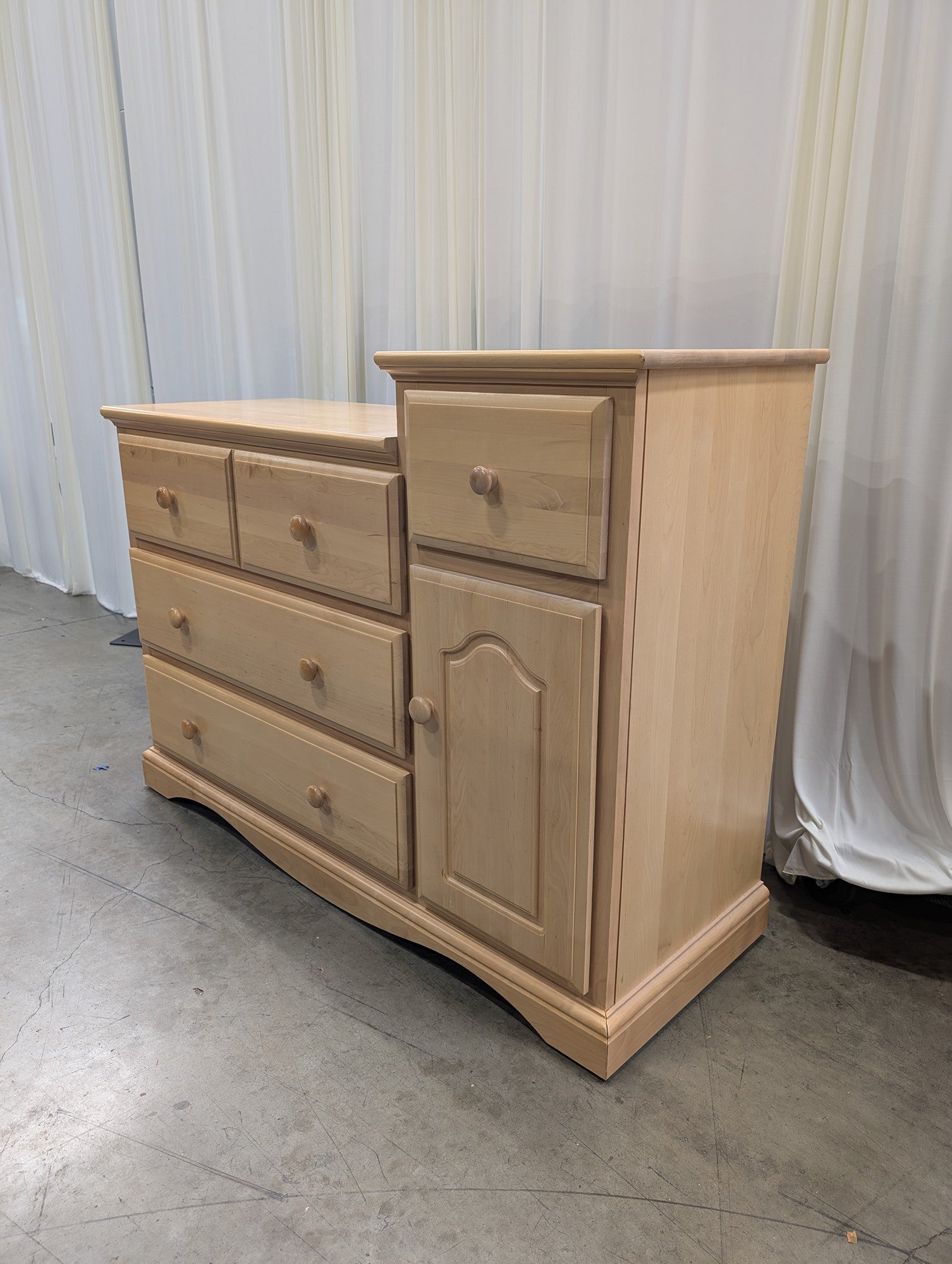 Natural Light Wood Four-Drawer Dresser with Cabinet Storage