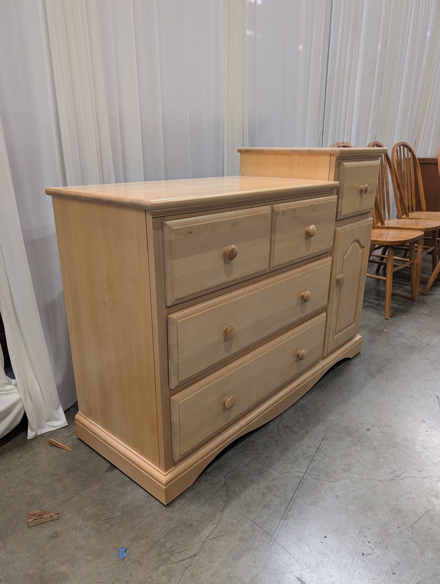 Natural Light Wood Four-Drawer Dresser with Cabinet Storage