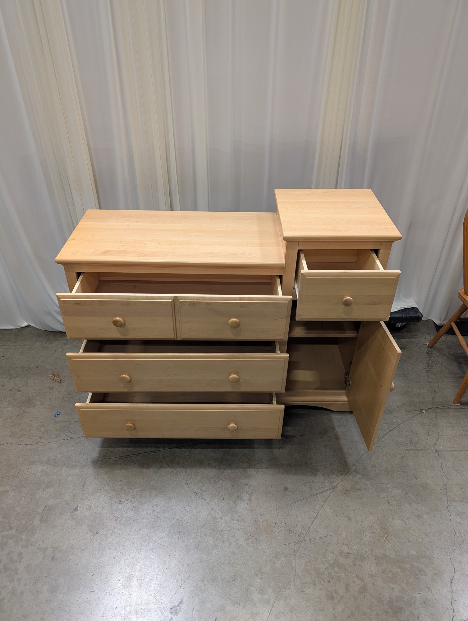 Natural Light Wood Four-Drawer Dresser with Cabinet Storage