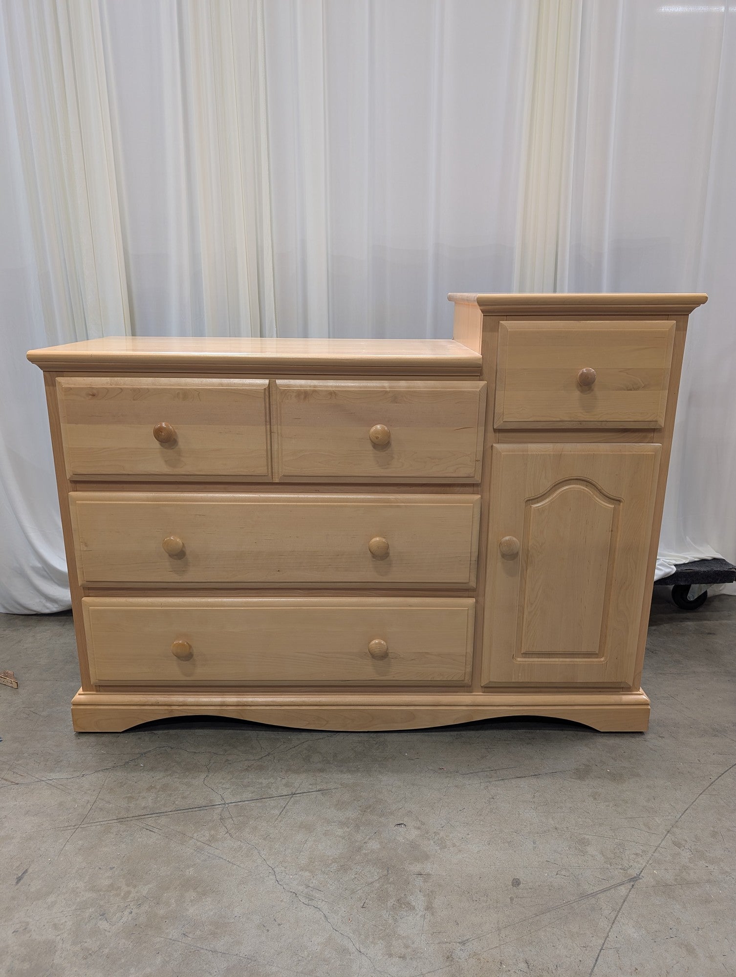 Natural Light Wood Four-Drawer Dresser with Cabinet Storage