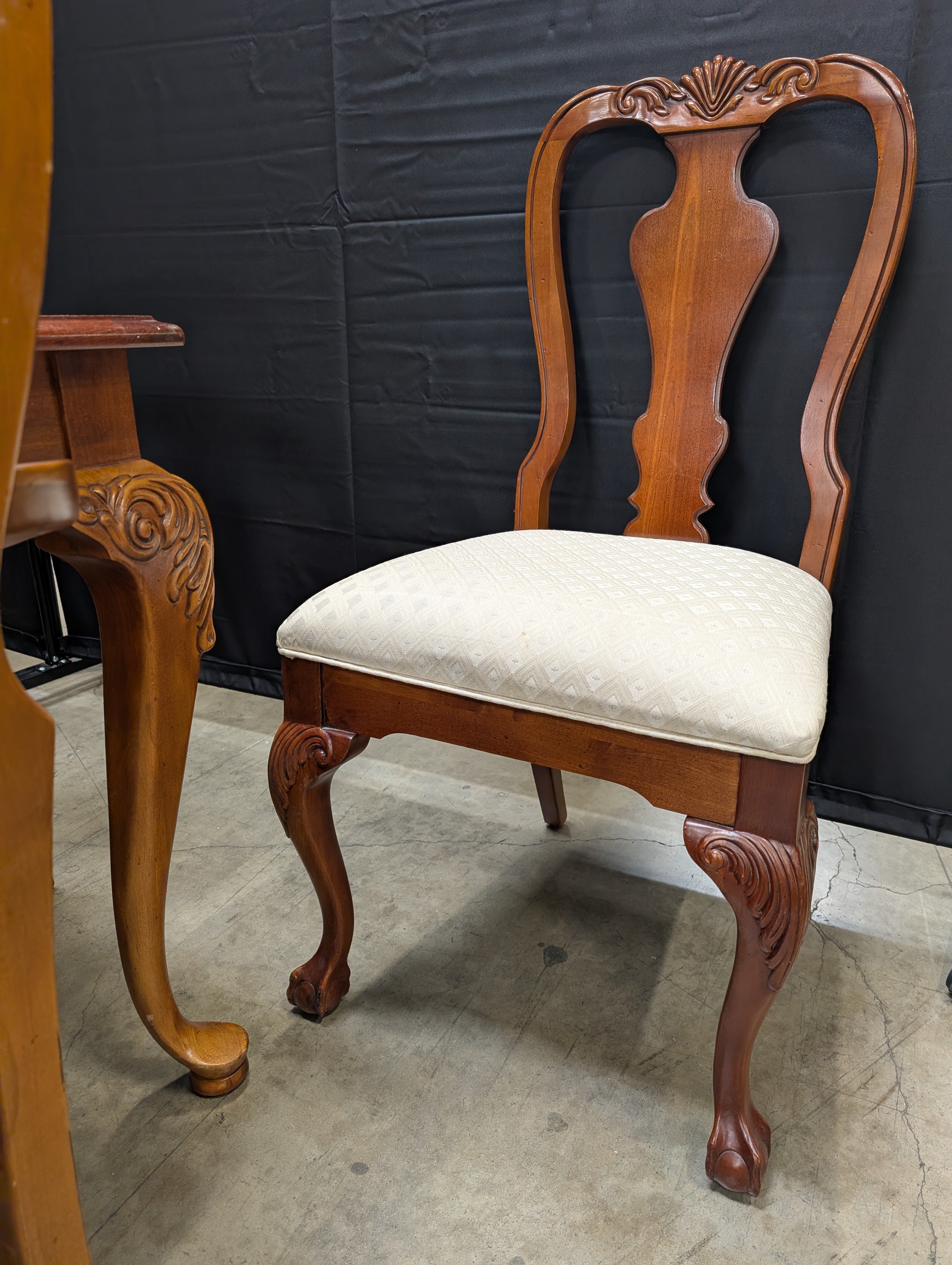 Traditional Thomasville Dining Table Set with 8 Chairs