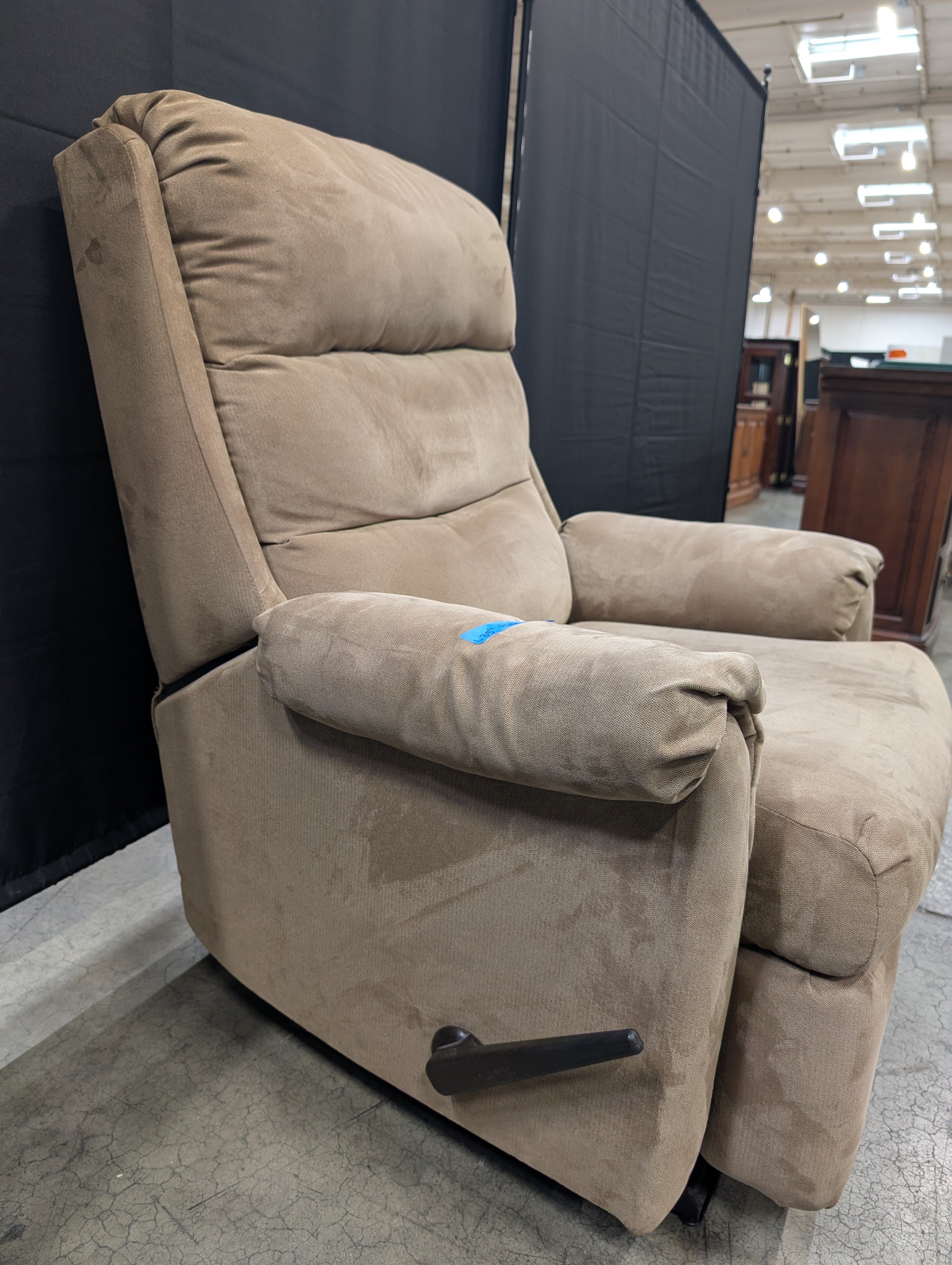 Lane Furniture Ind. Tan Reclining Armchair