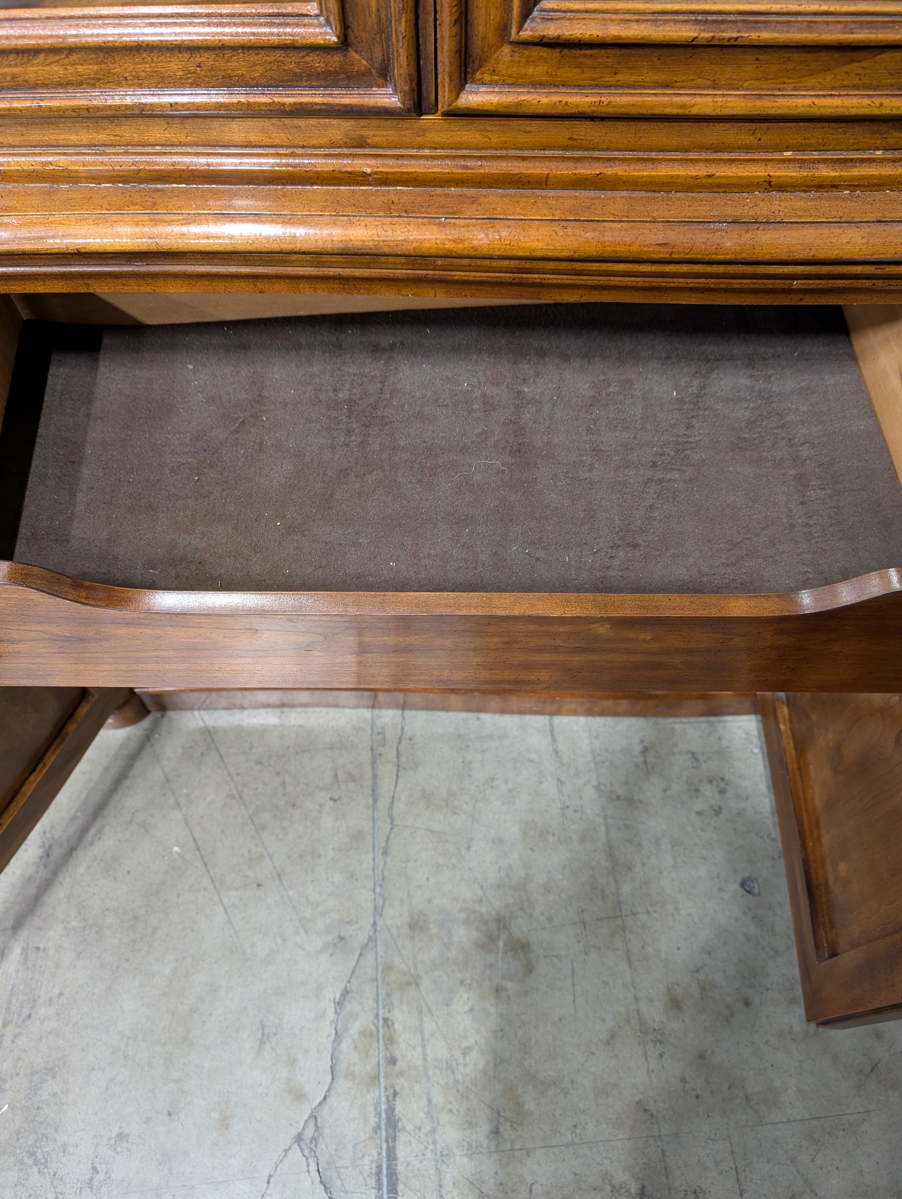 DREXEL Hardwood Curio Cabinet - Excellent Condition