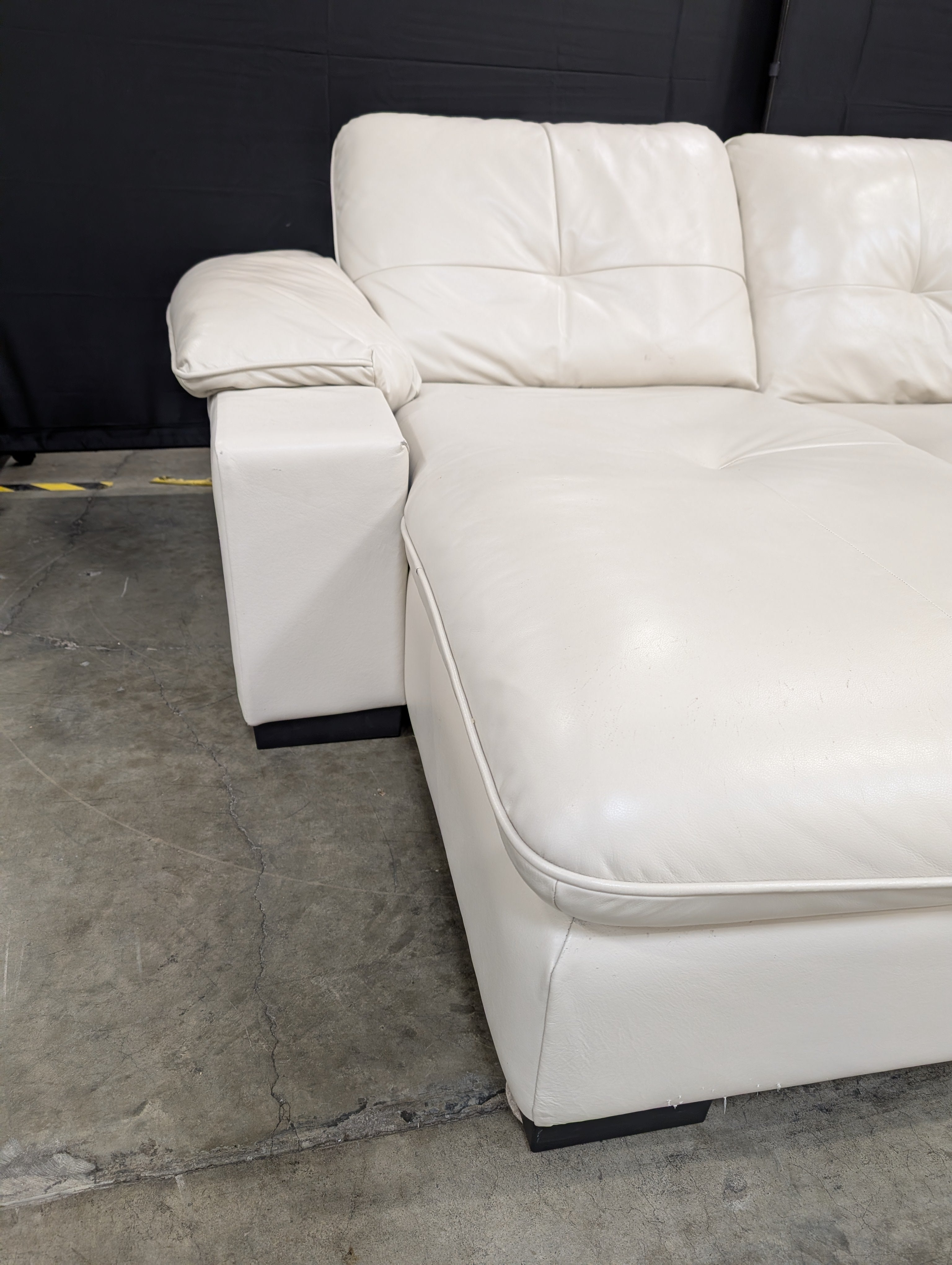 Spacious Cream Leather Sectional Sofa with Right-Hand Chaise & Tufted Back