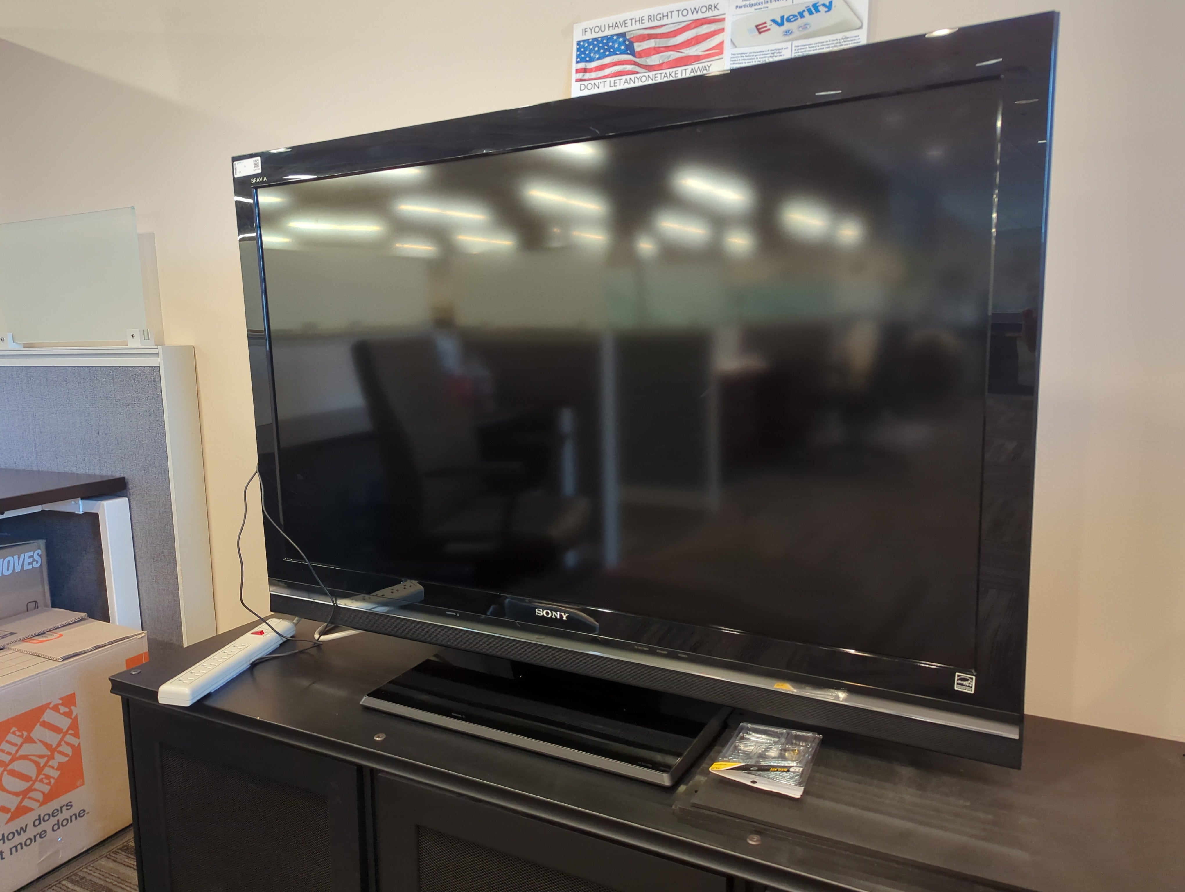 Sony Bravia 53” LCD Digital Color TV (KDL-52V5100)