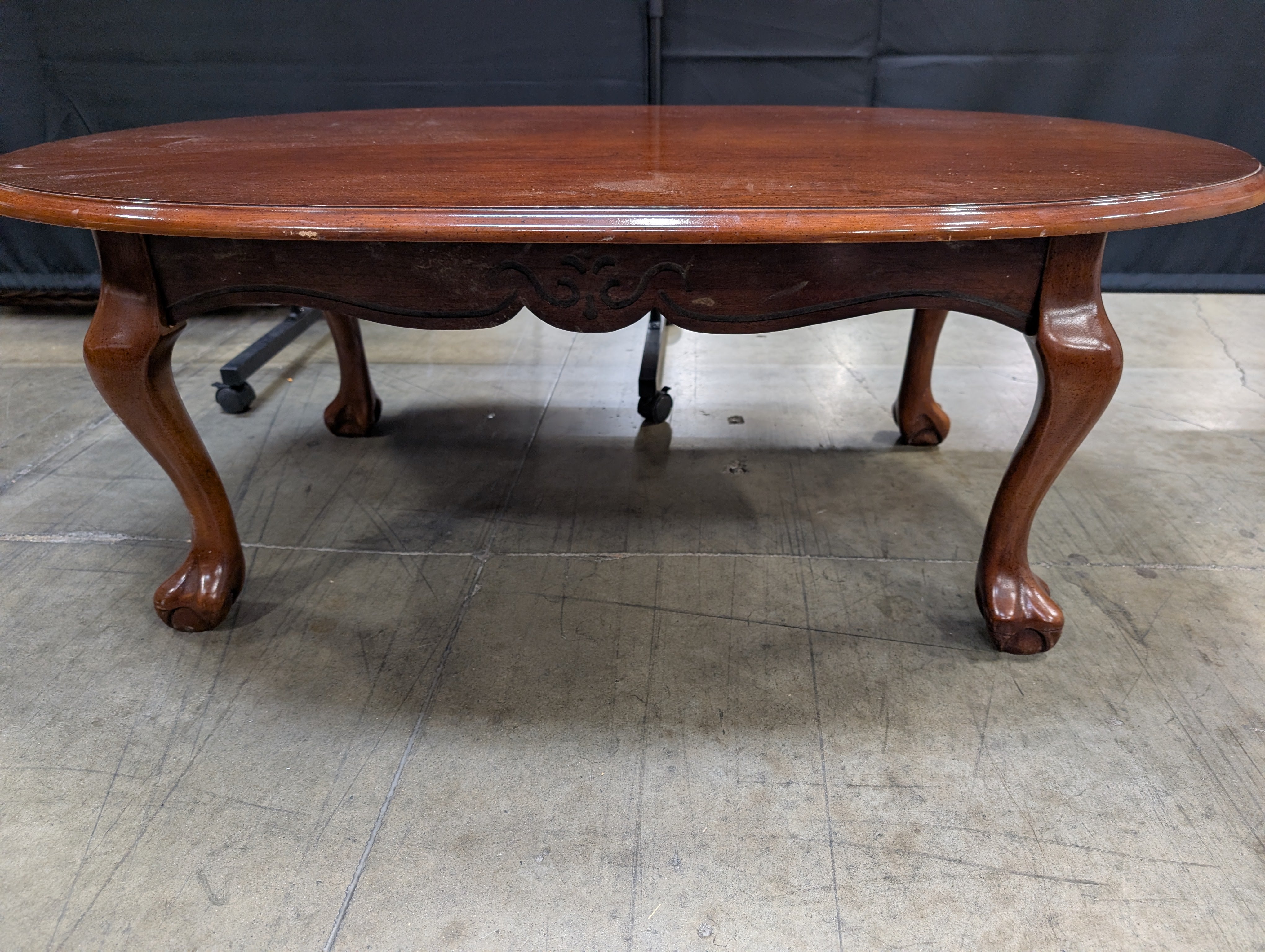 Rich Cherry Wood Oval Coffee Table with Curved Legs