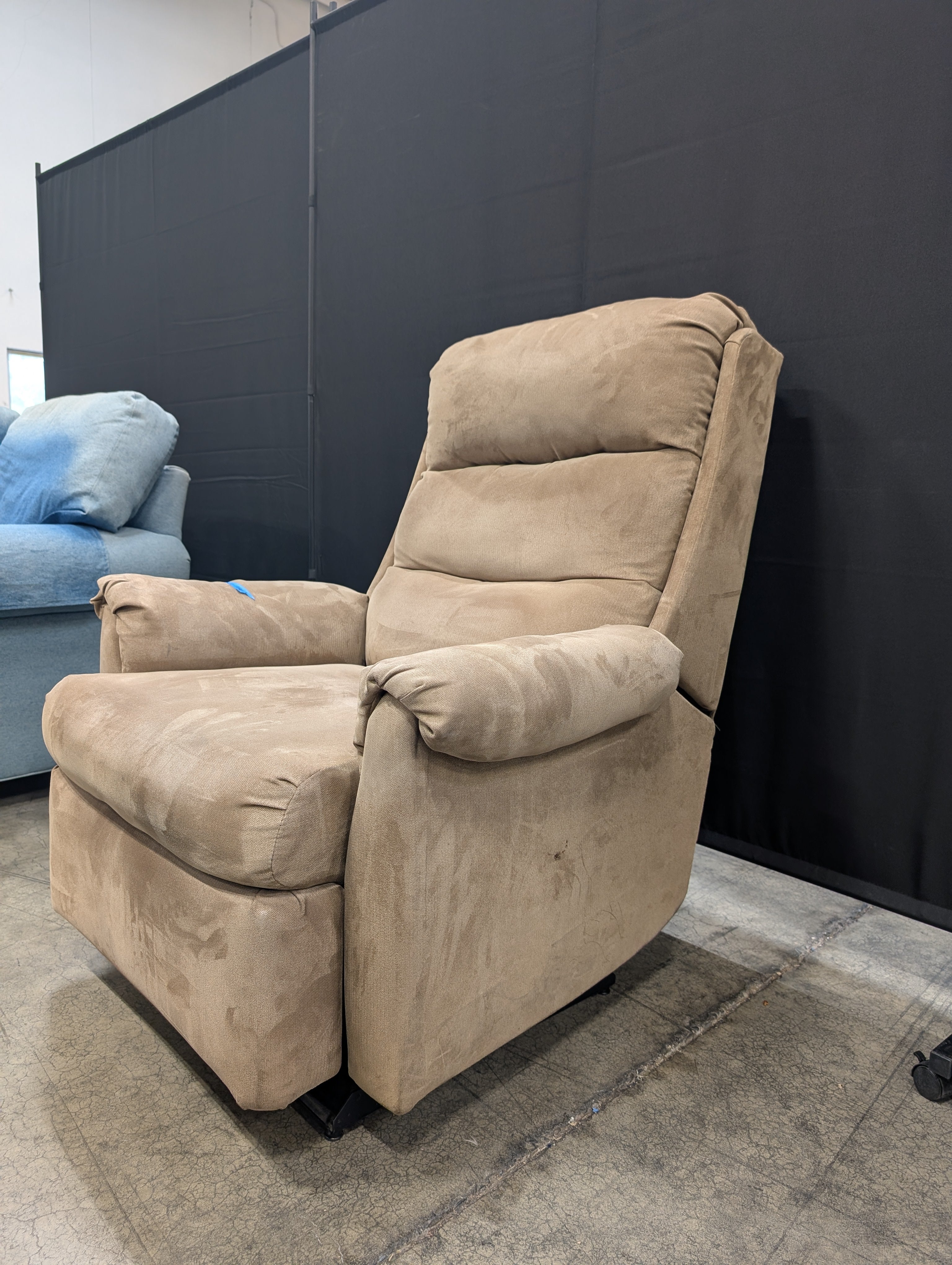 Lane Furniture Ind. Tan Reclining Armchair