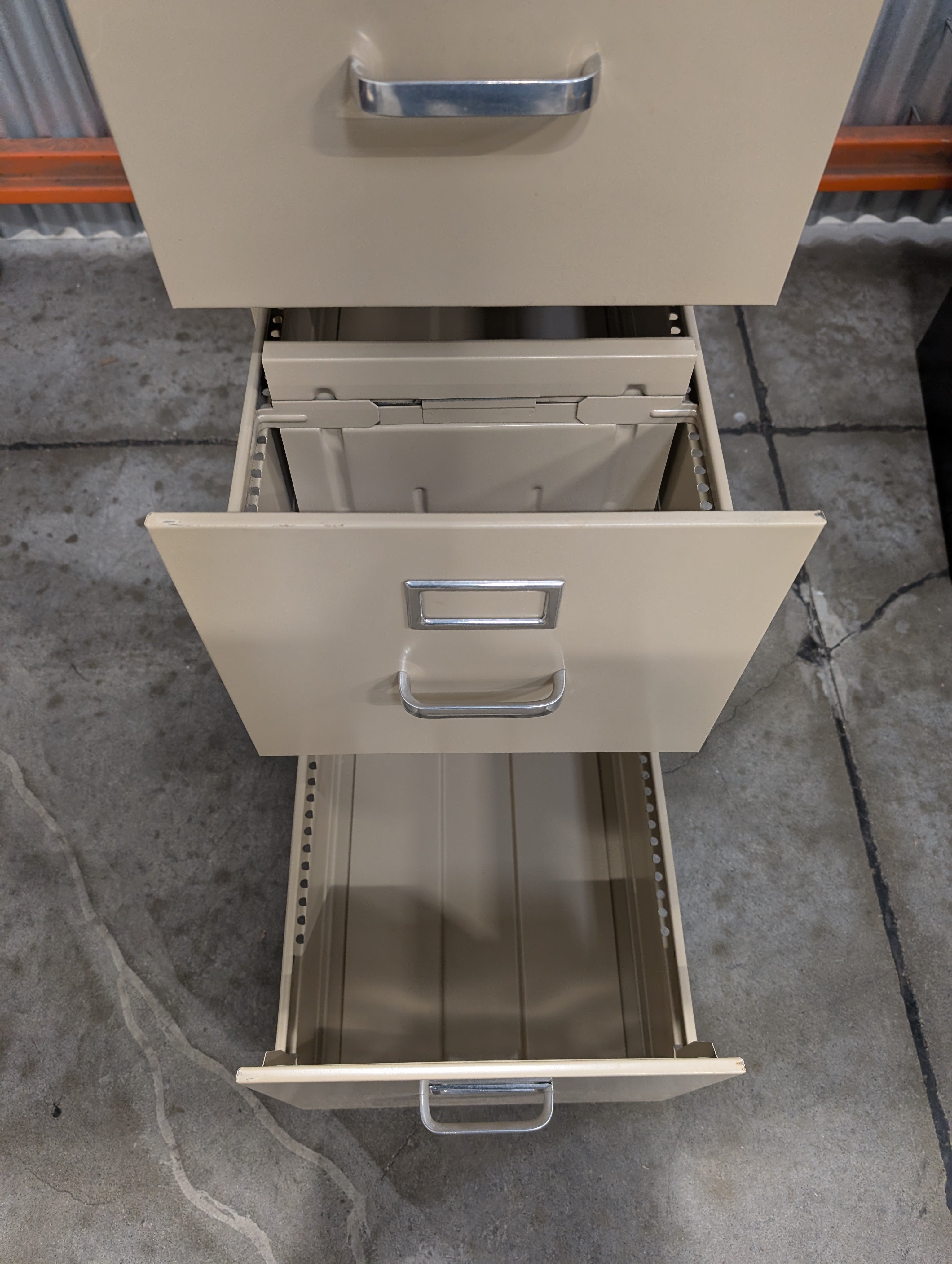 Warehouse sale - Four-Drawer Metal Filing Cabinet