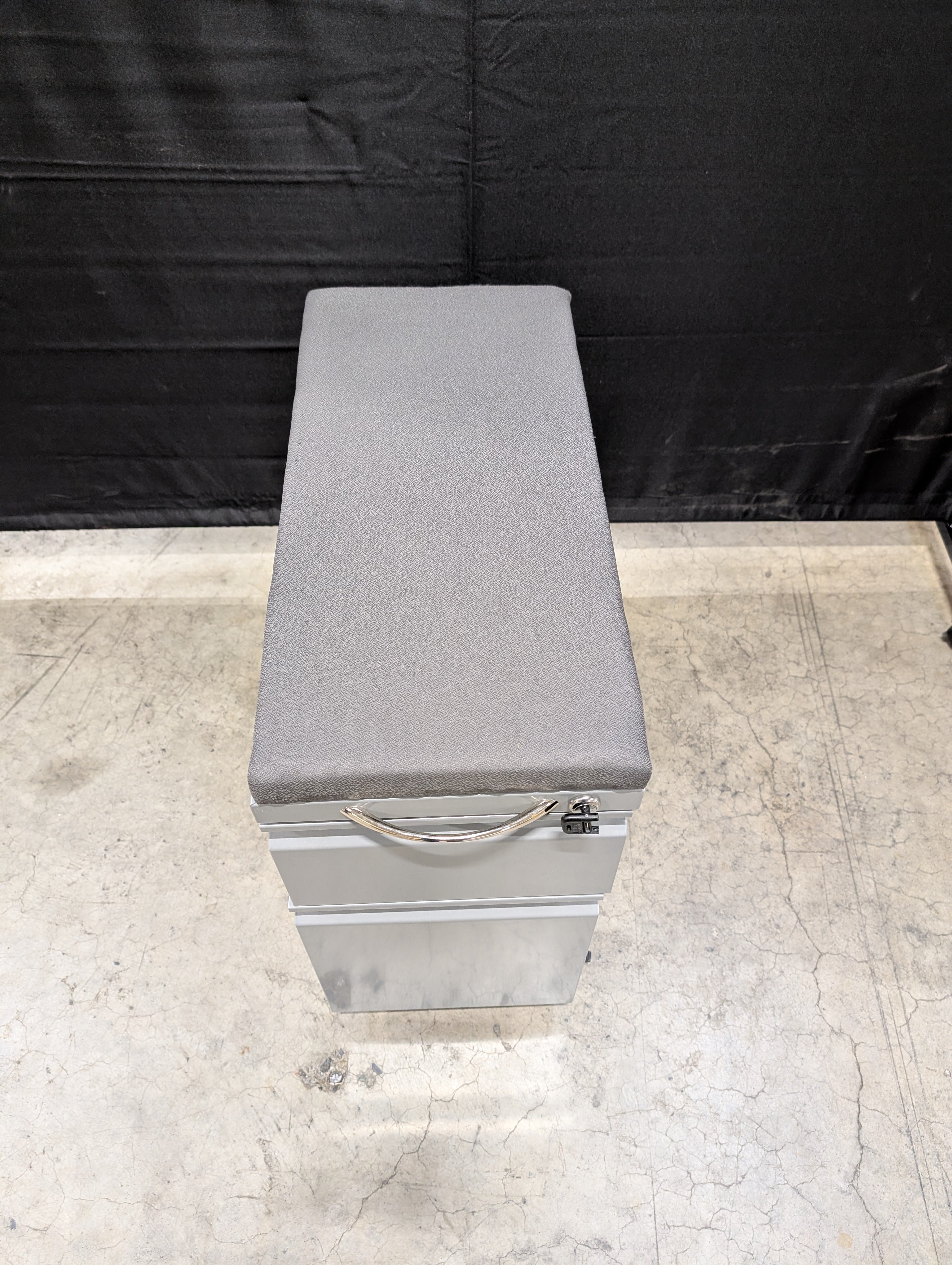 Metal 2-drawer mobile filing cabinet