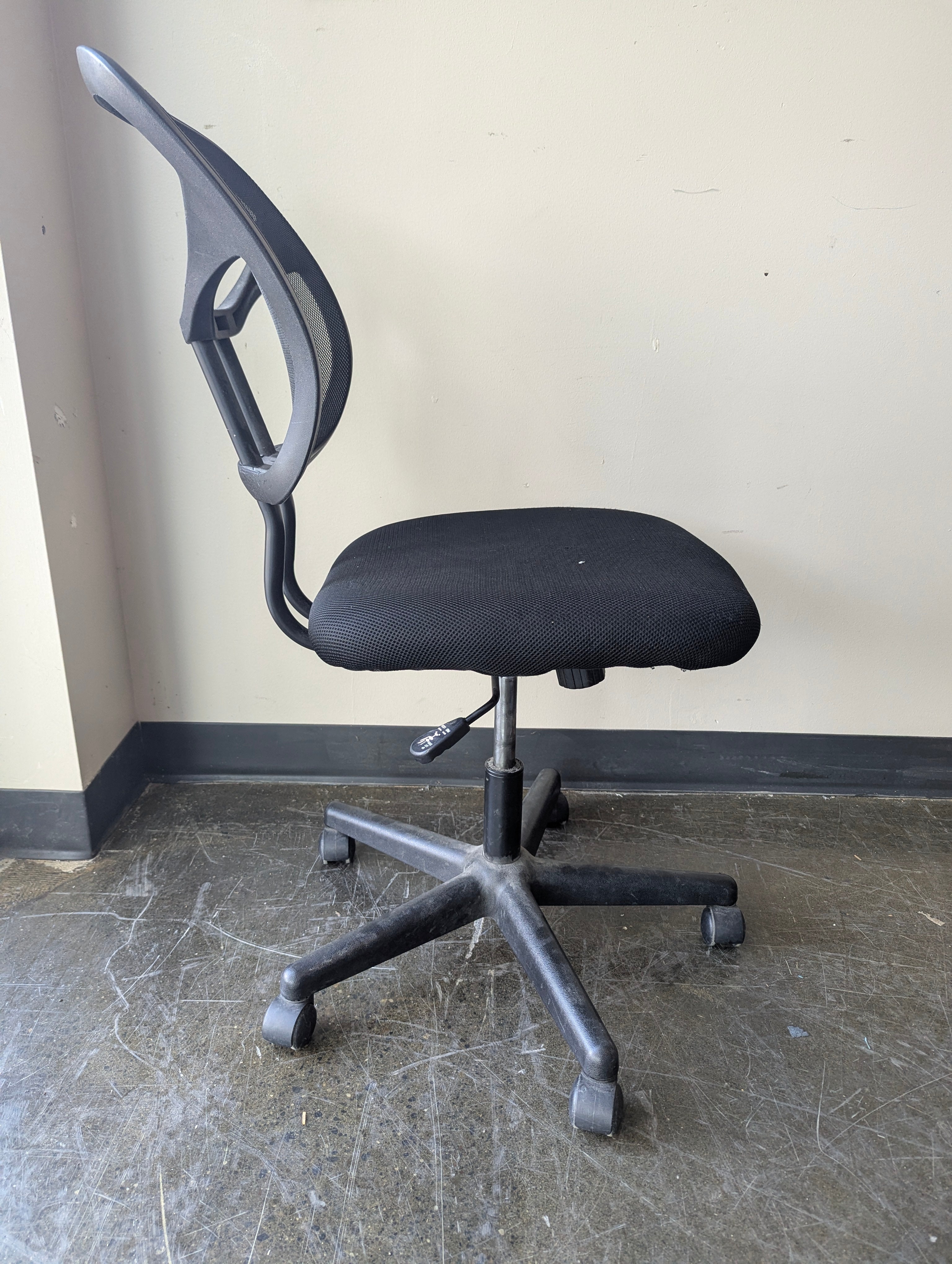 Black Mesh Back Adjustable Office Swivel Chair