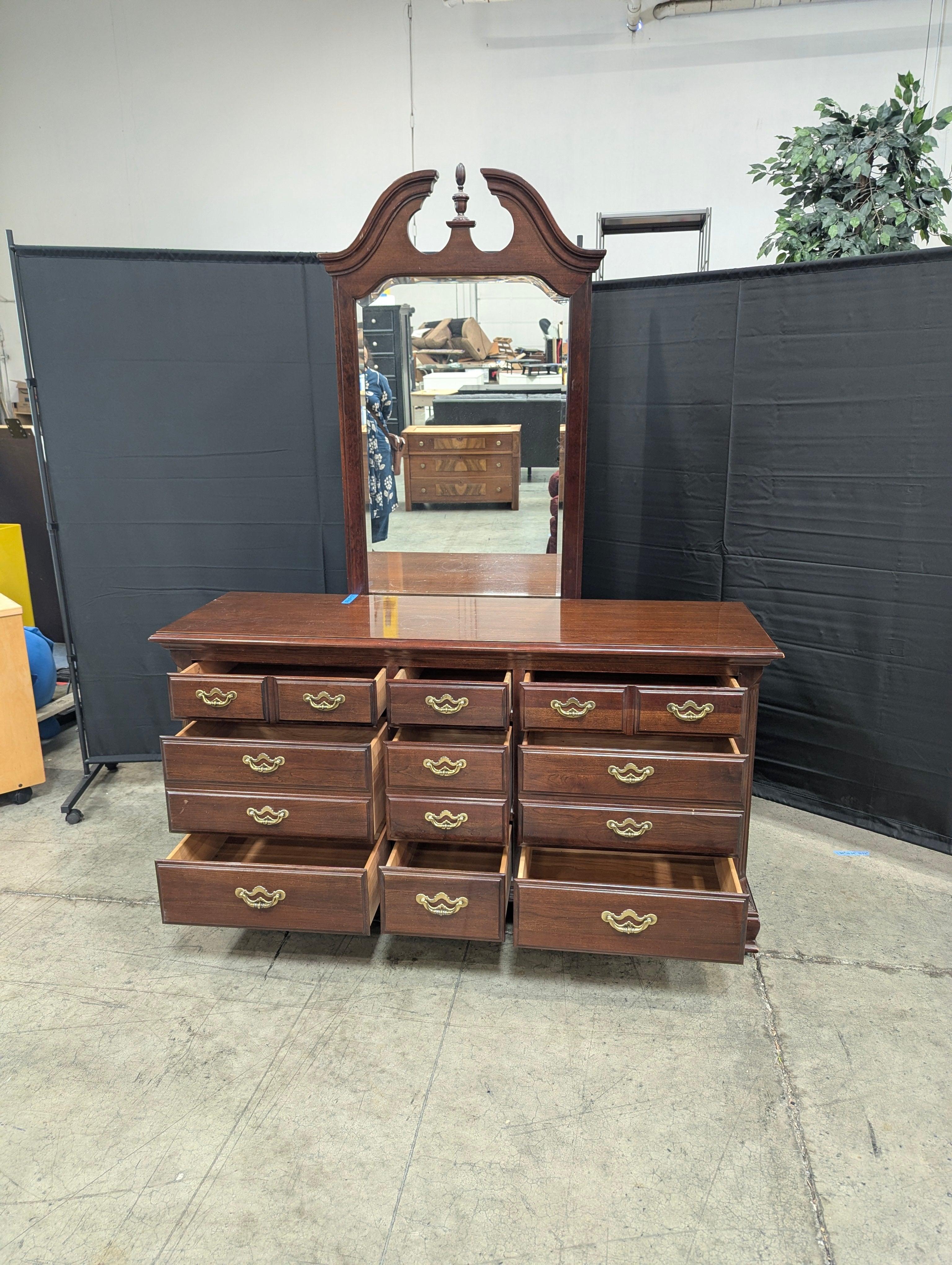 Classic Thomasville Hardwood 12-Drawer Dresser with Ornate Matching Mirror