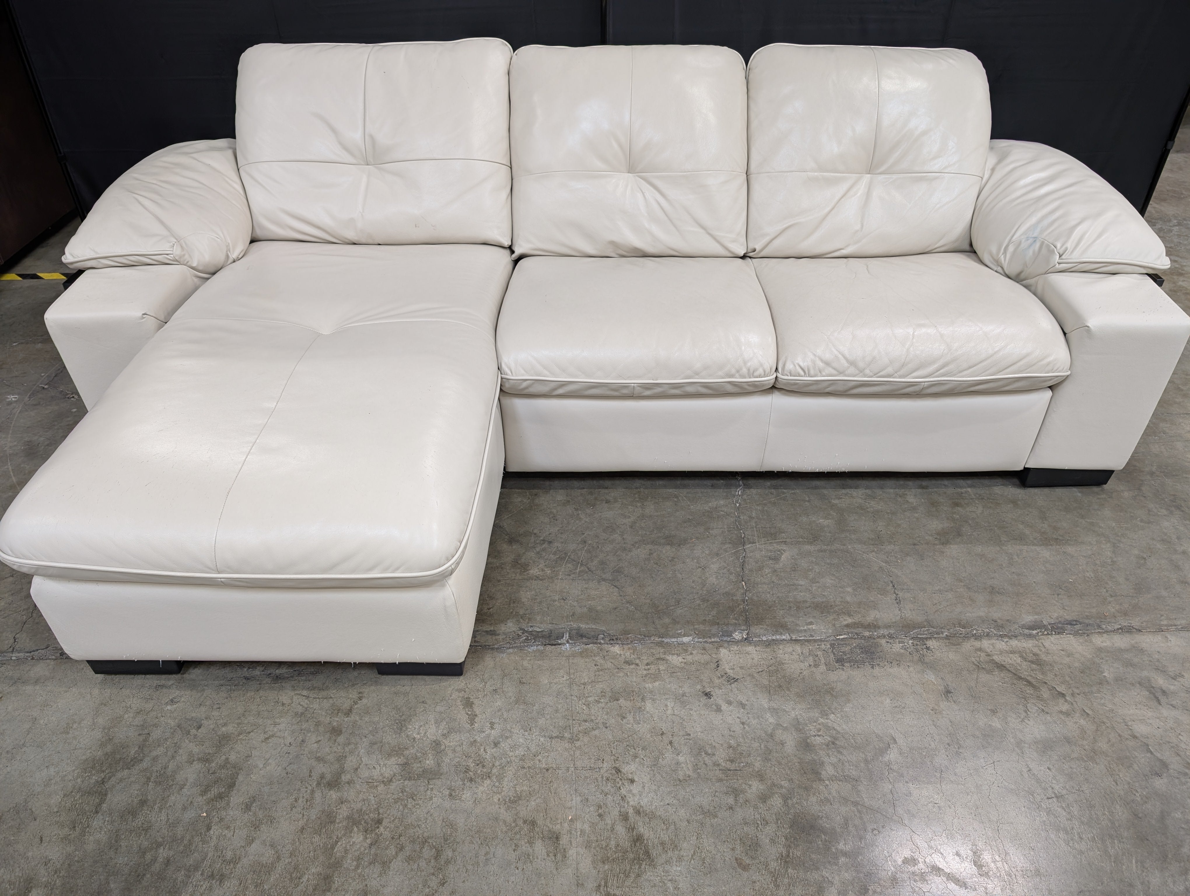 Spacious Cream Leather Sectional Sofa with Right-Hand Chaise & Tufted Back