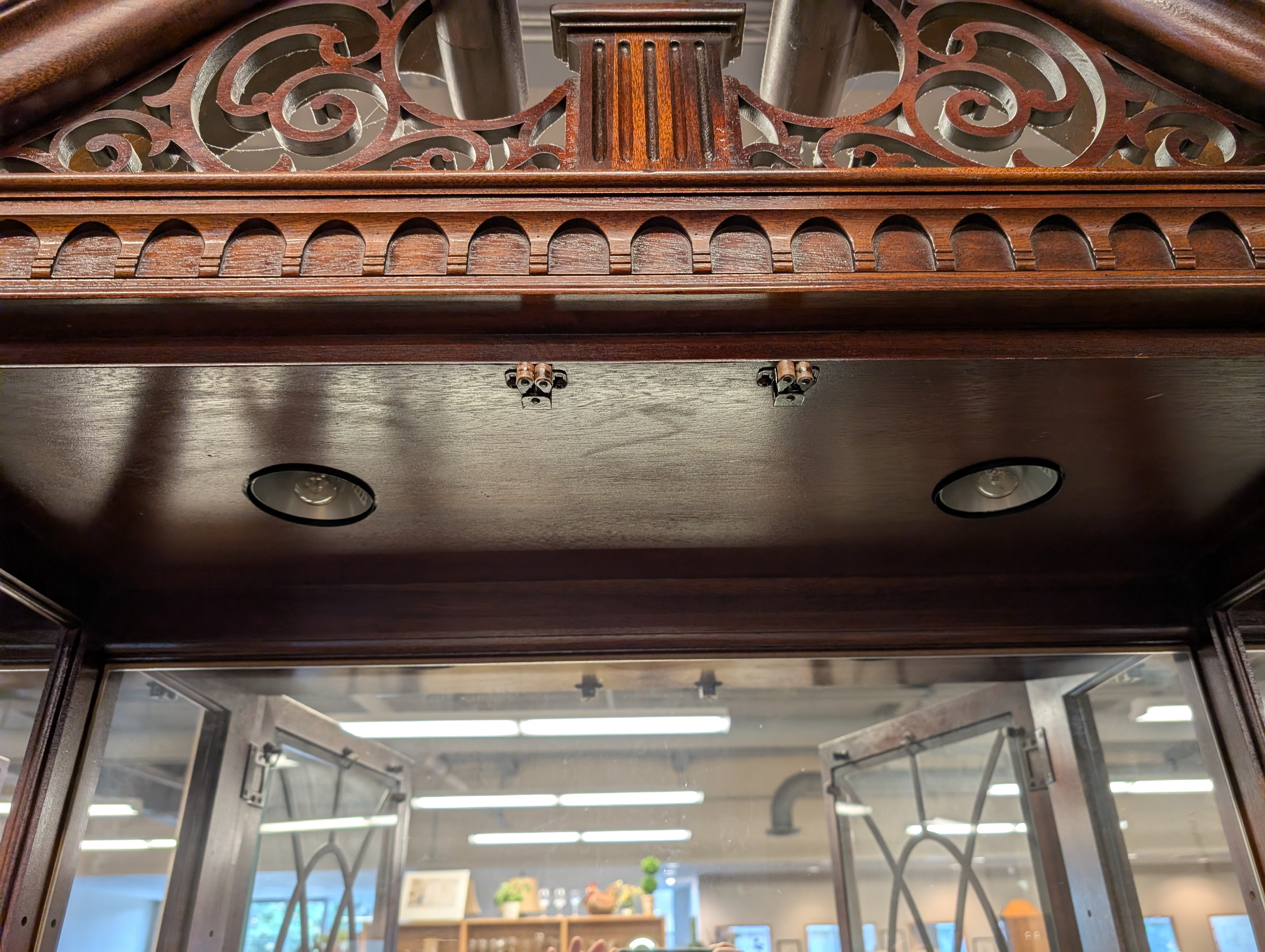 Thomasville Georgian Style Large Mahogany China Display Breakfront