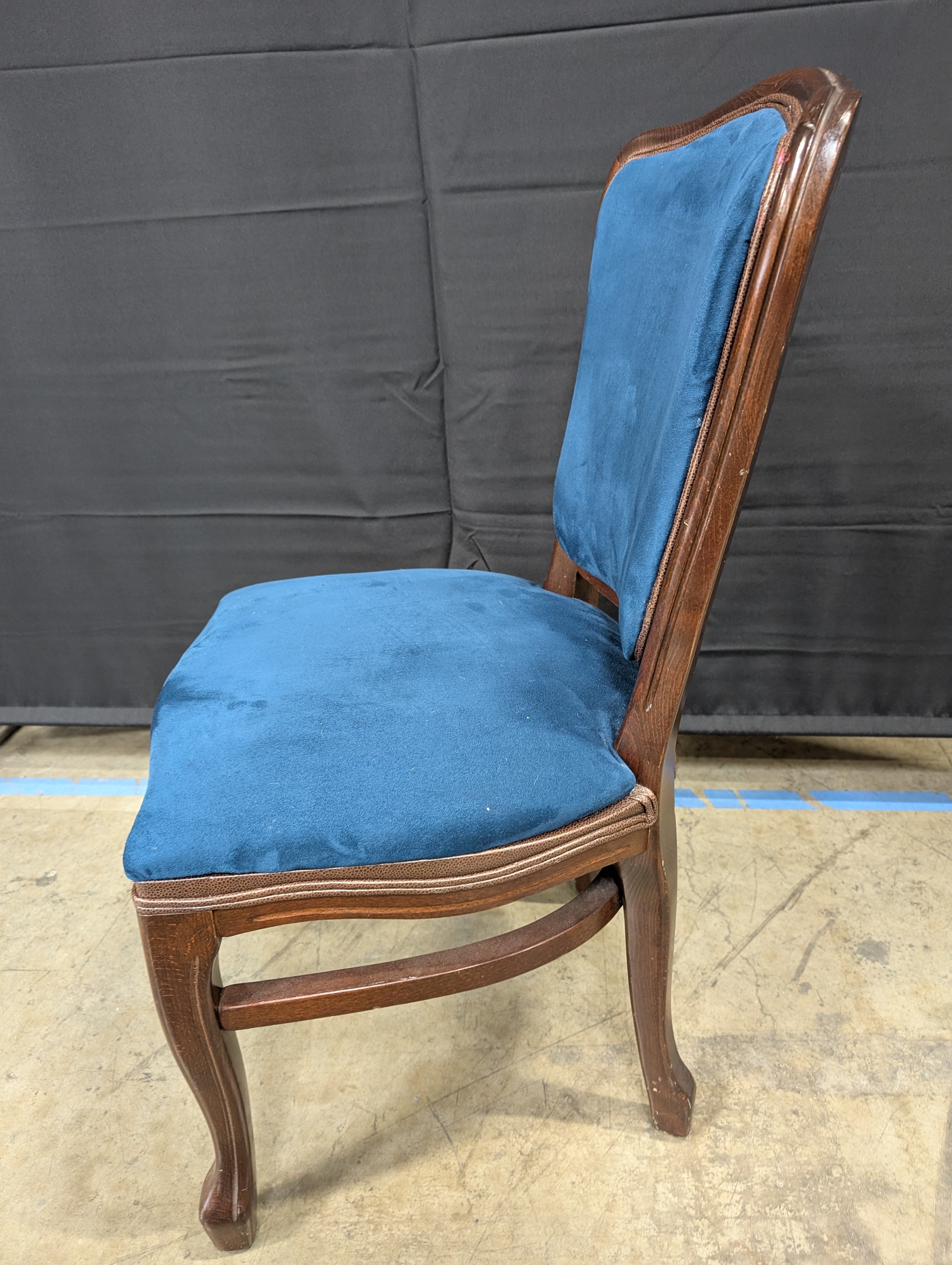 Vintage Style Deep Blue Velvet Accent Chair with Carved Wood Frame
