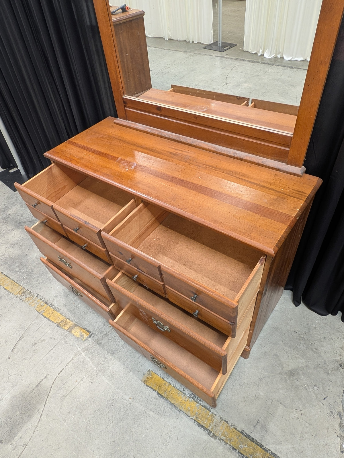 Vintage Colonial-Style Maple 8-Drawer Double Dresser with Detachable Mirror