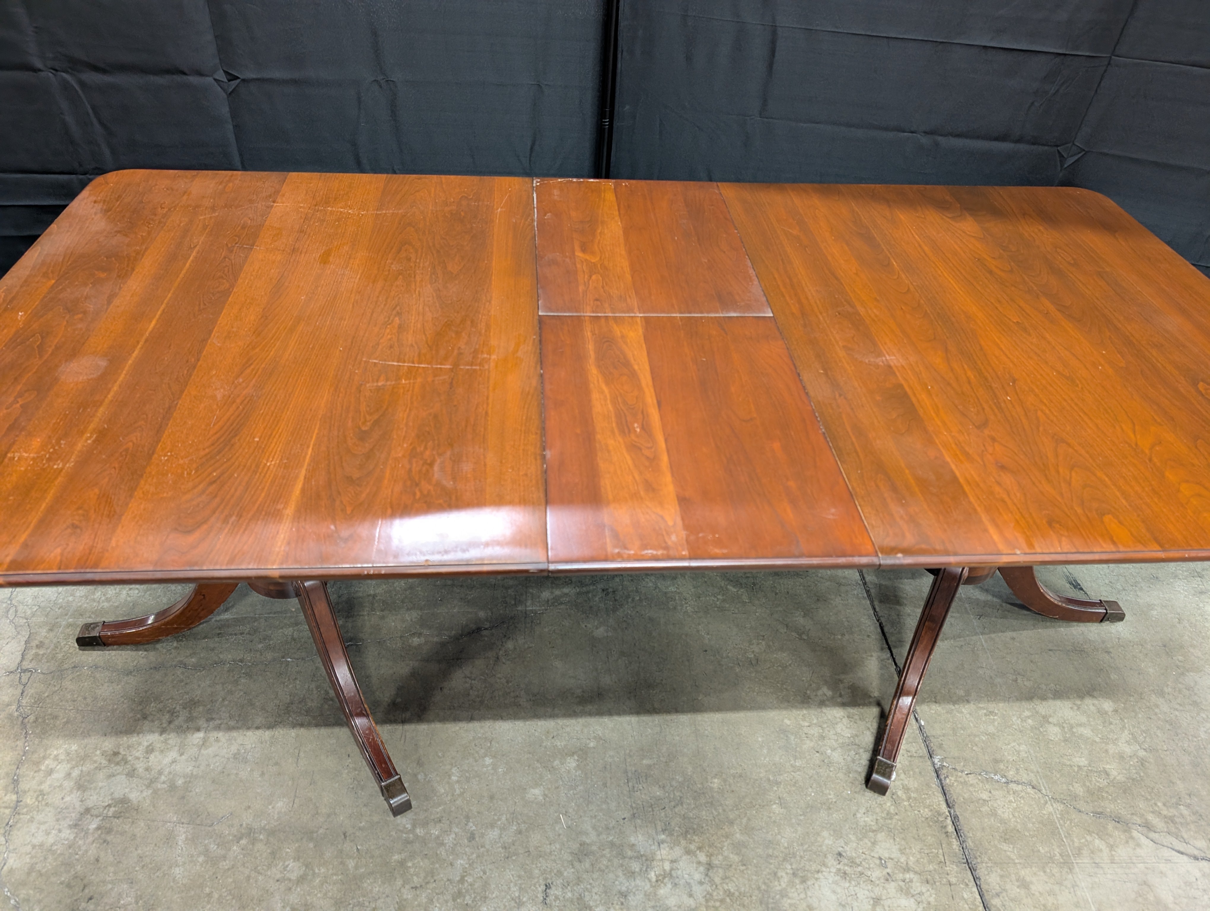 Traditional Pedestal Base Wooden Dining Table