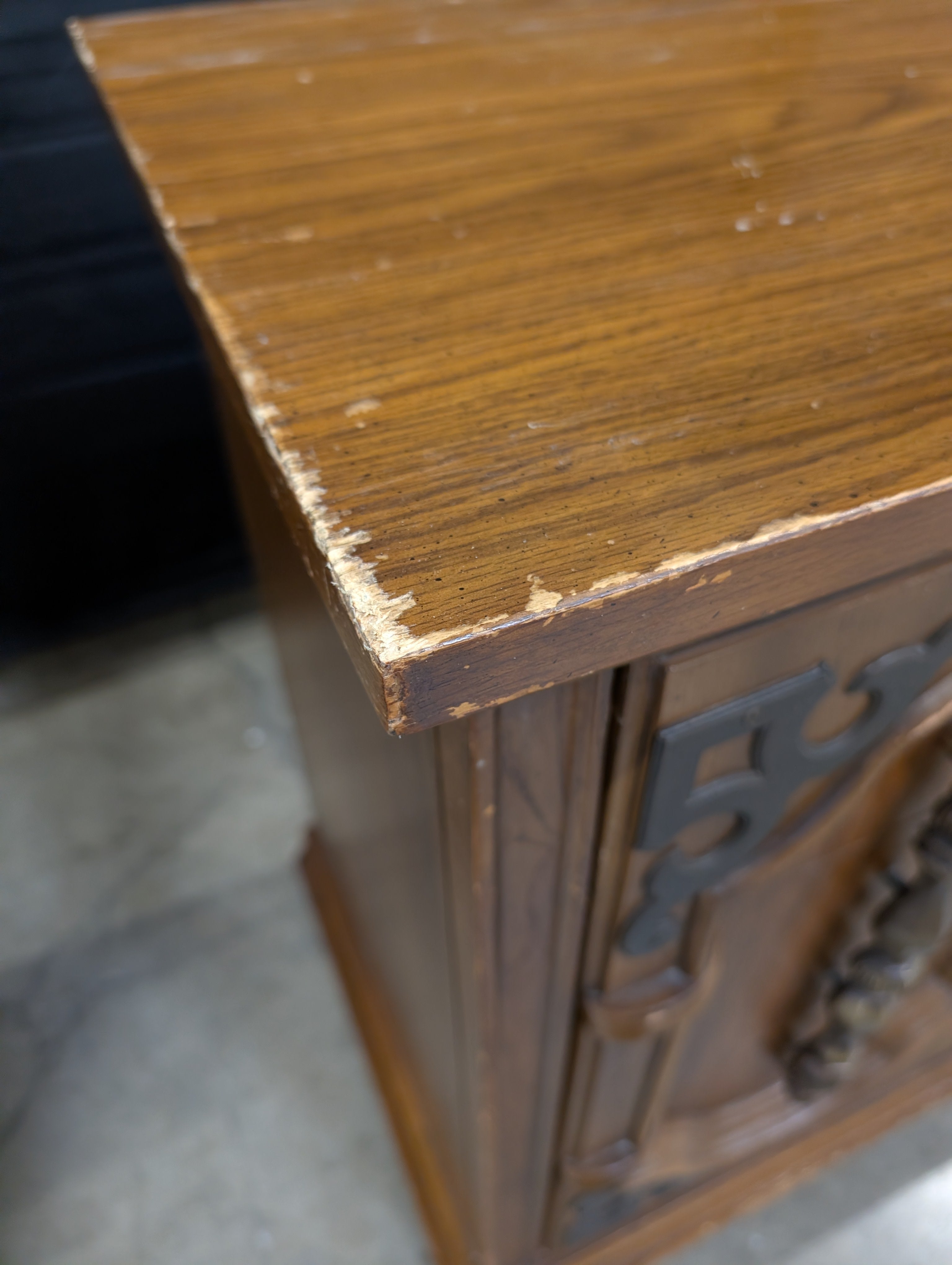 Bassett Furniture Carved Wood Nine Drawer Dresser
