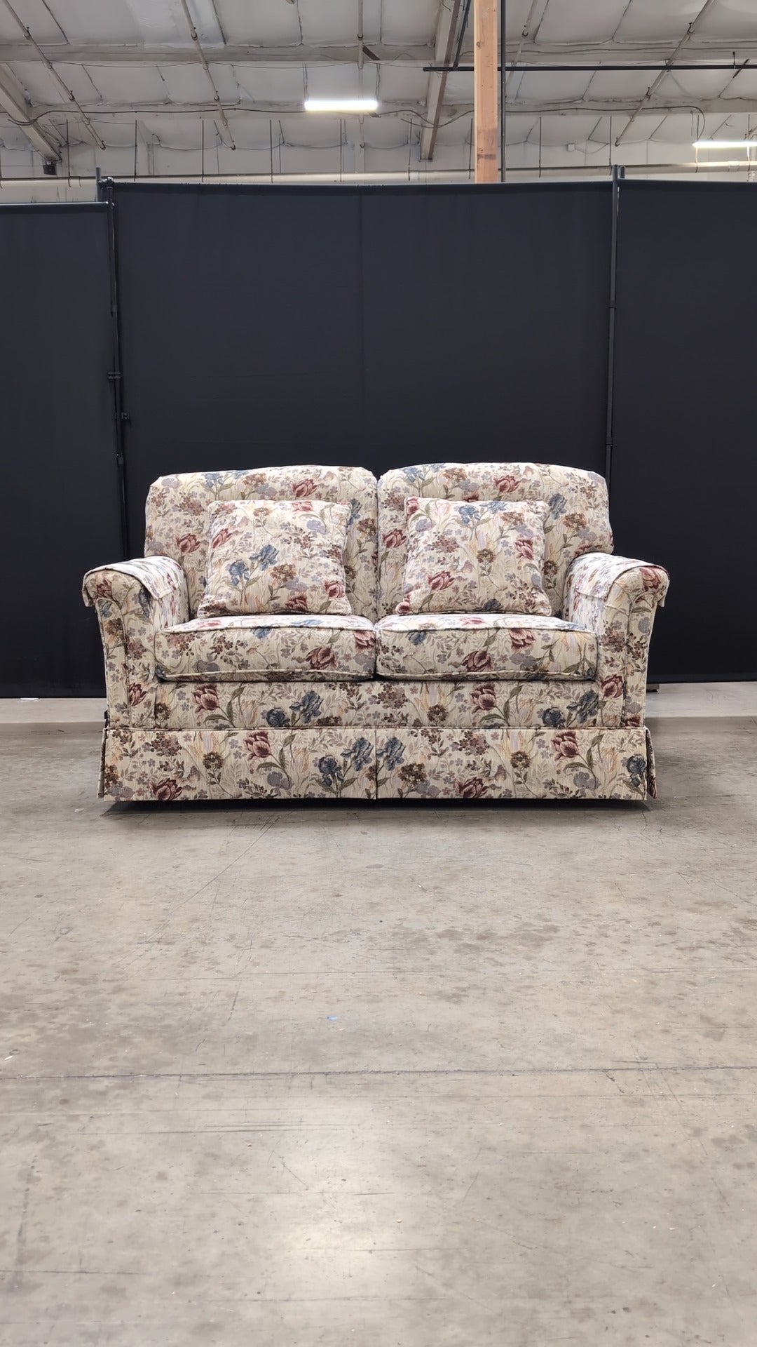 Flexsteel Traditional Floral Upholstered Loveseat