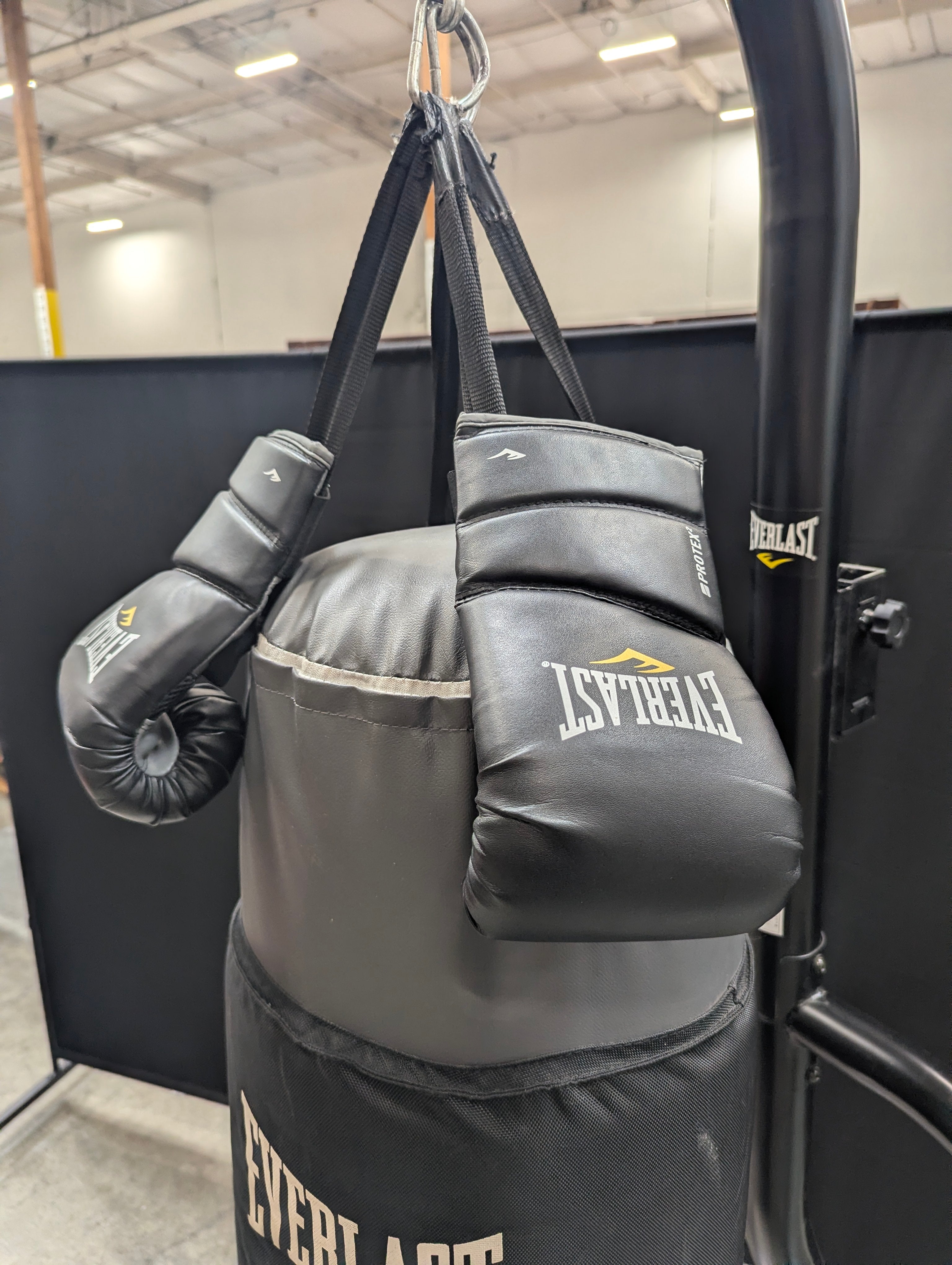 EVERLAST Freestanding Heavy Bag System for Home Fitness