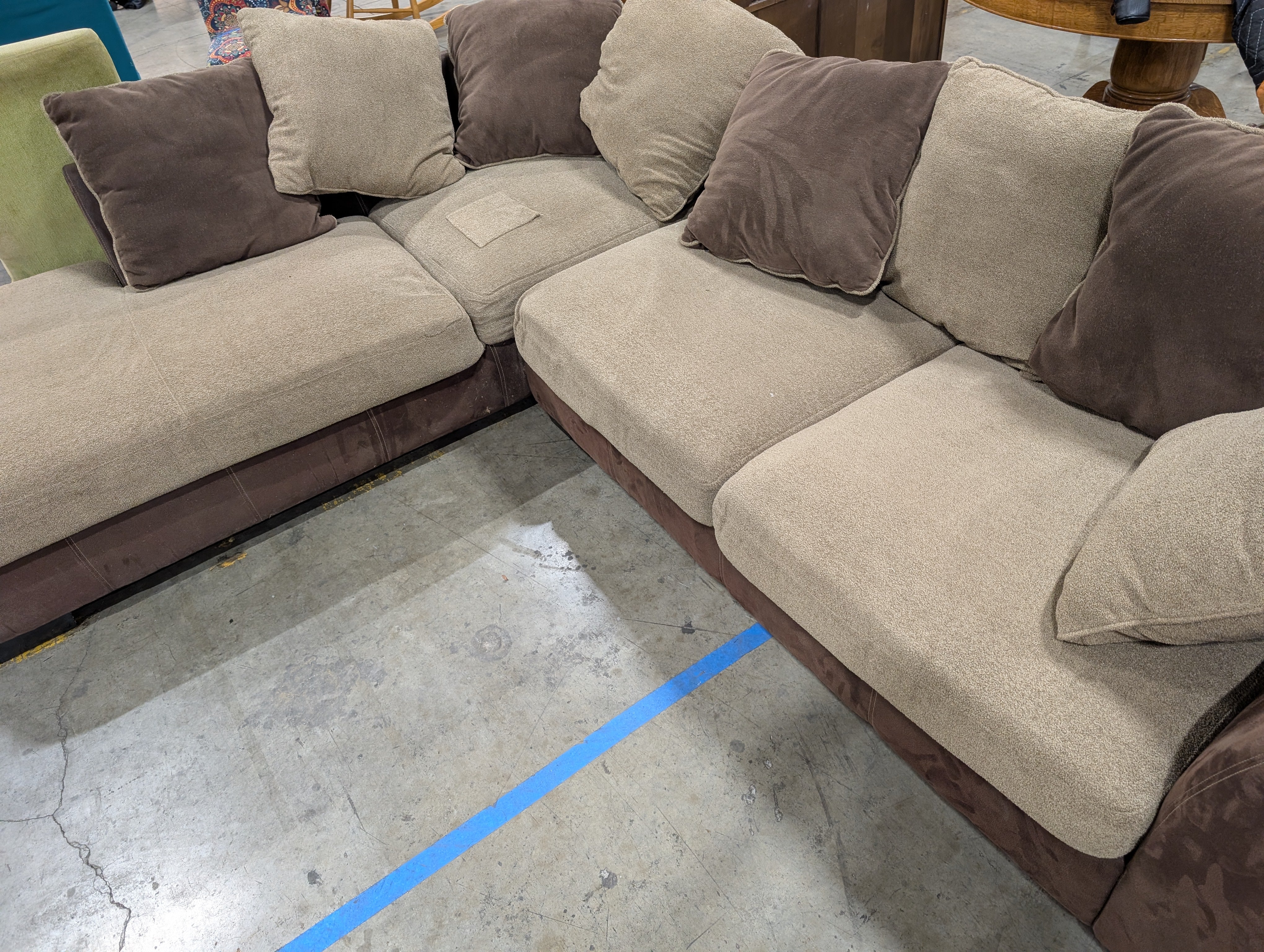Warehouse sale - Spacious Brown Upholstered L-Shaped Sectional Sofa with Chaise