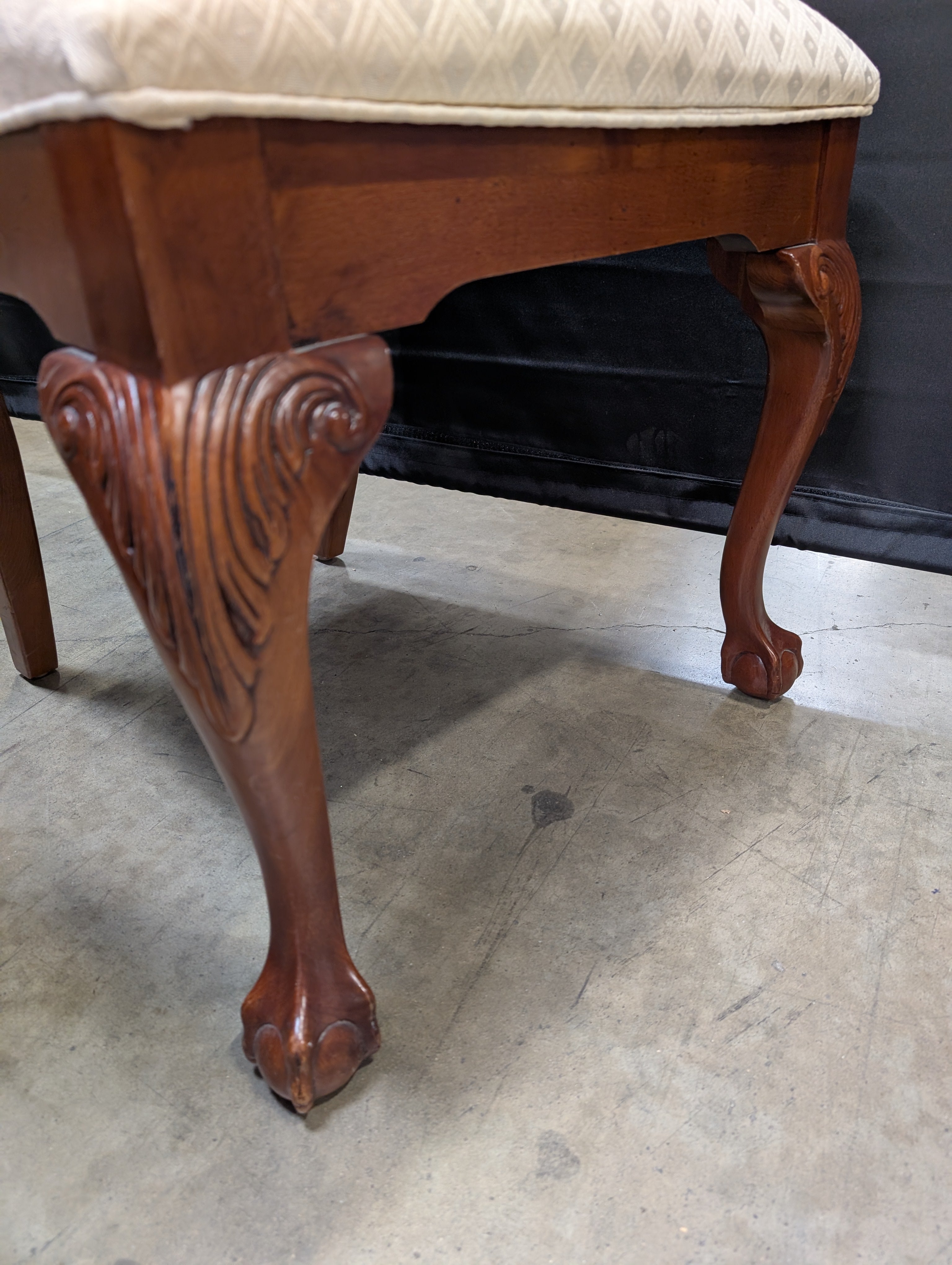 Traditional Thomasville Dining Table Set with 8 Chairs