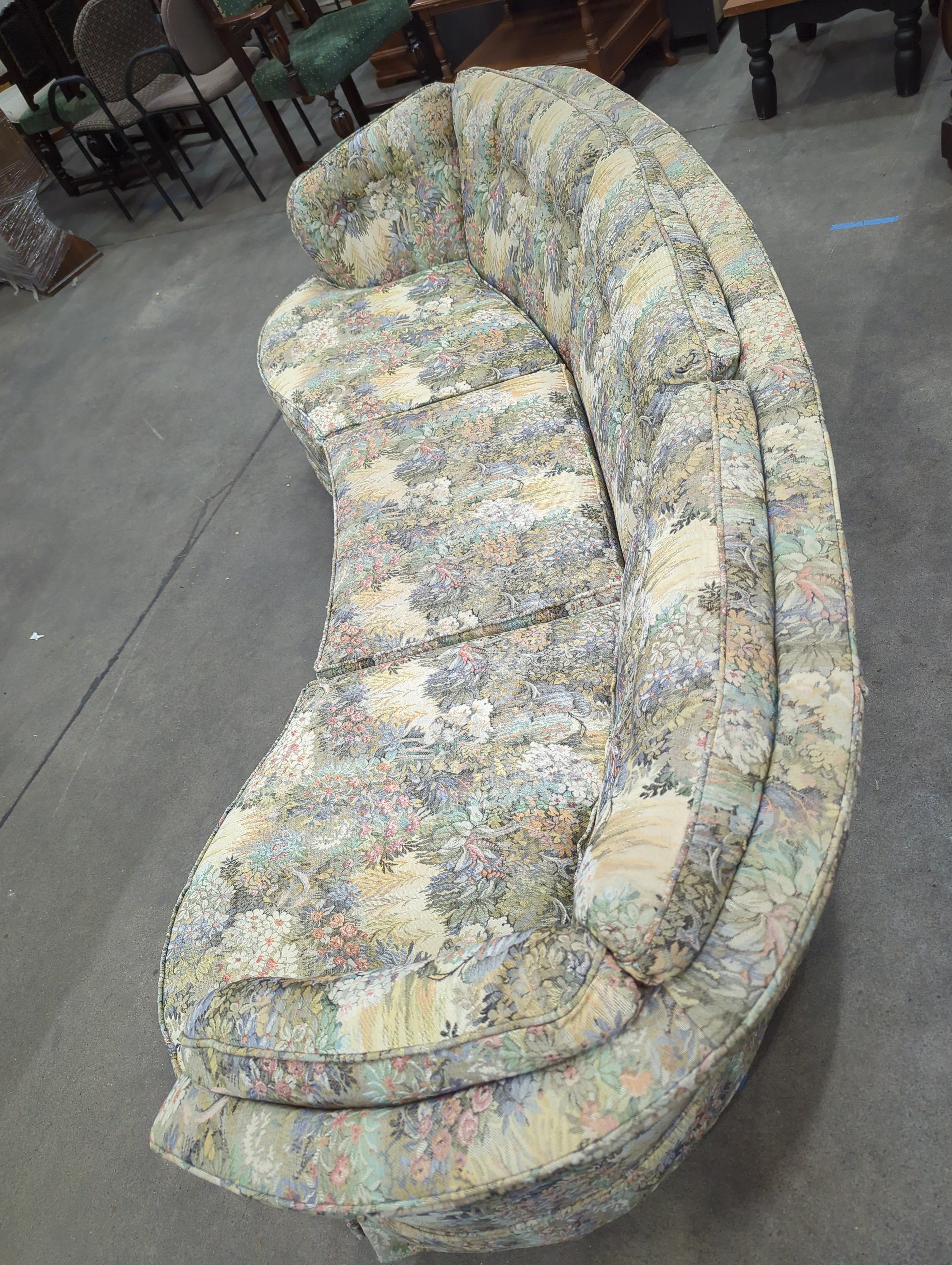FLEXSTEEL Vintage Floral Tufted Curved Sectional Sofa