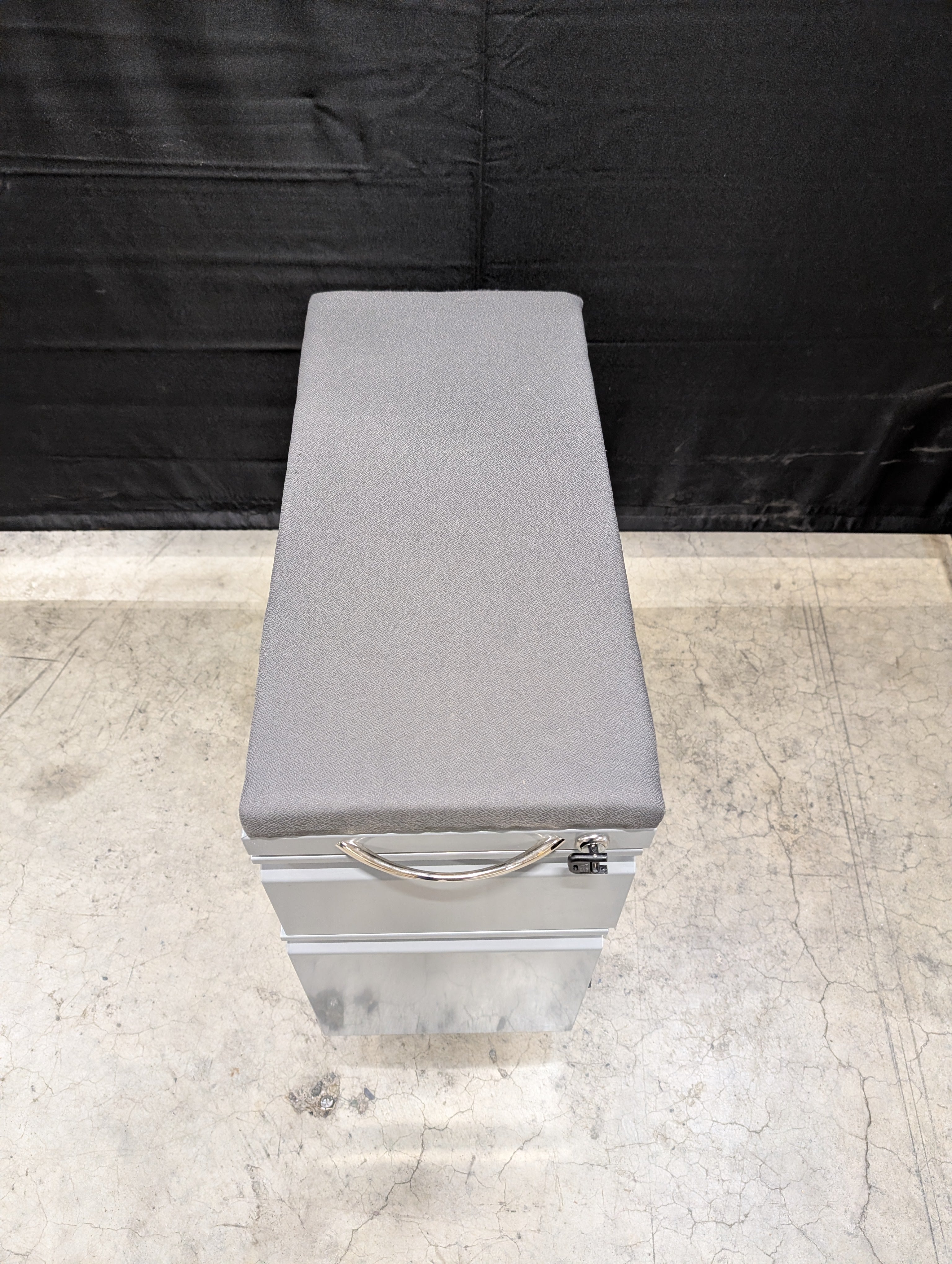 Metal 2-drawer mobile filing cabinet