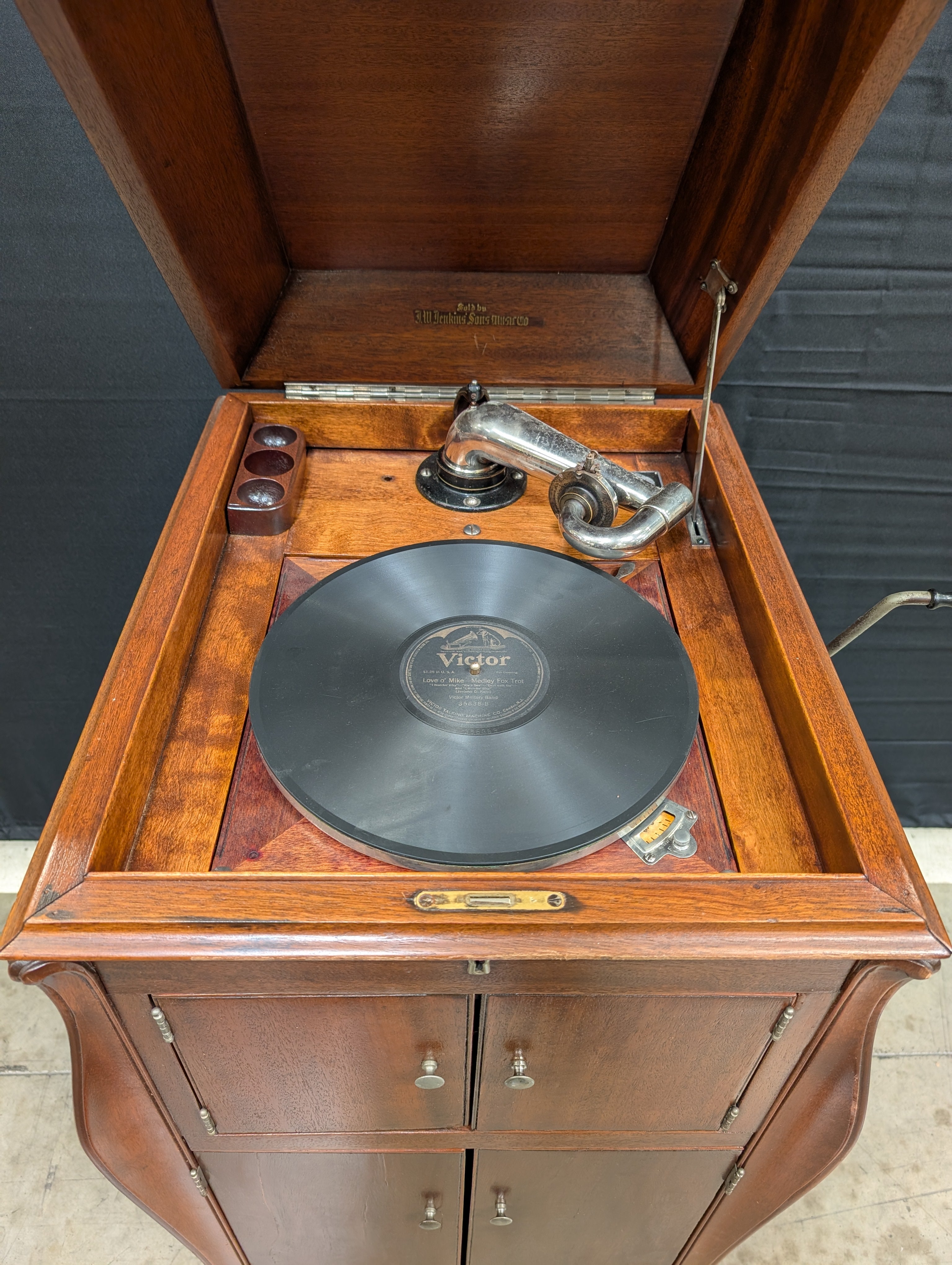 Vintage Victor VV-XI Victrola Phonograph Wood Cabinet