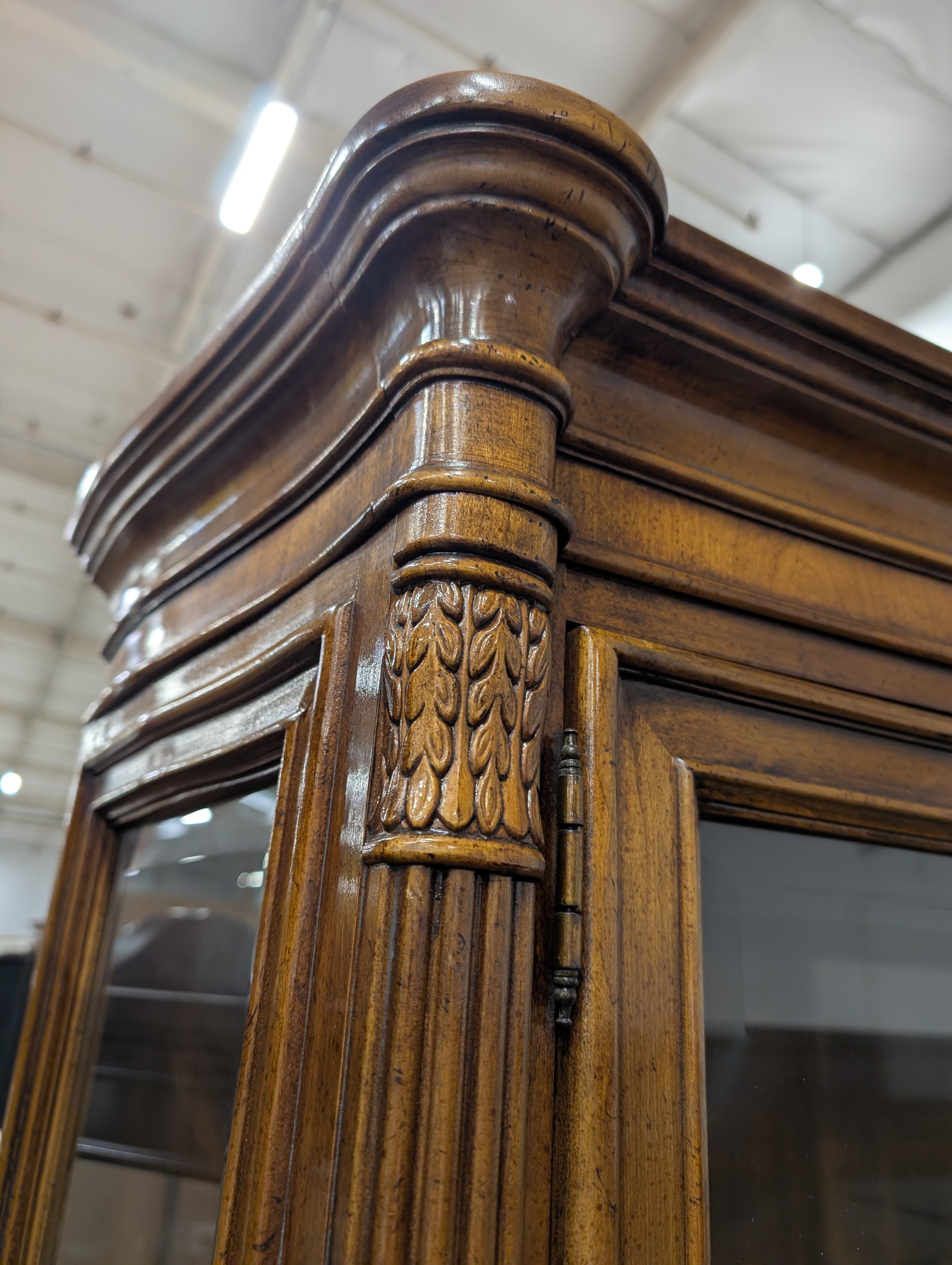 DREXEL Hardwood Curio Cabinet - Excellent Condition