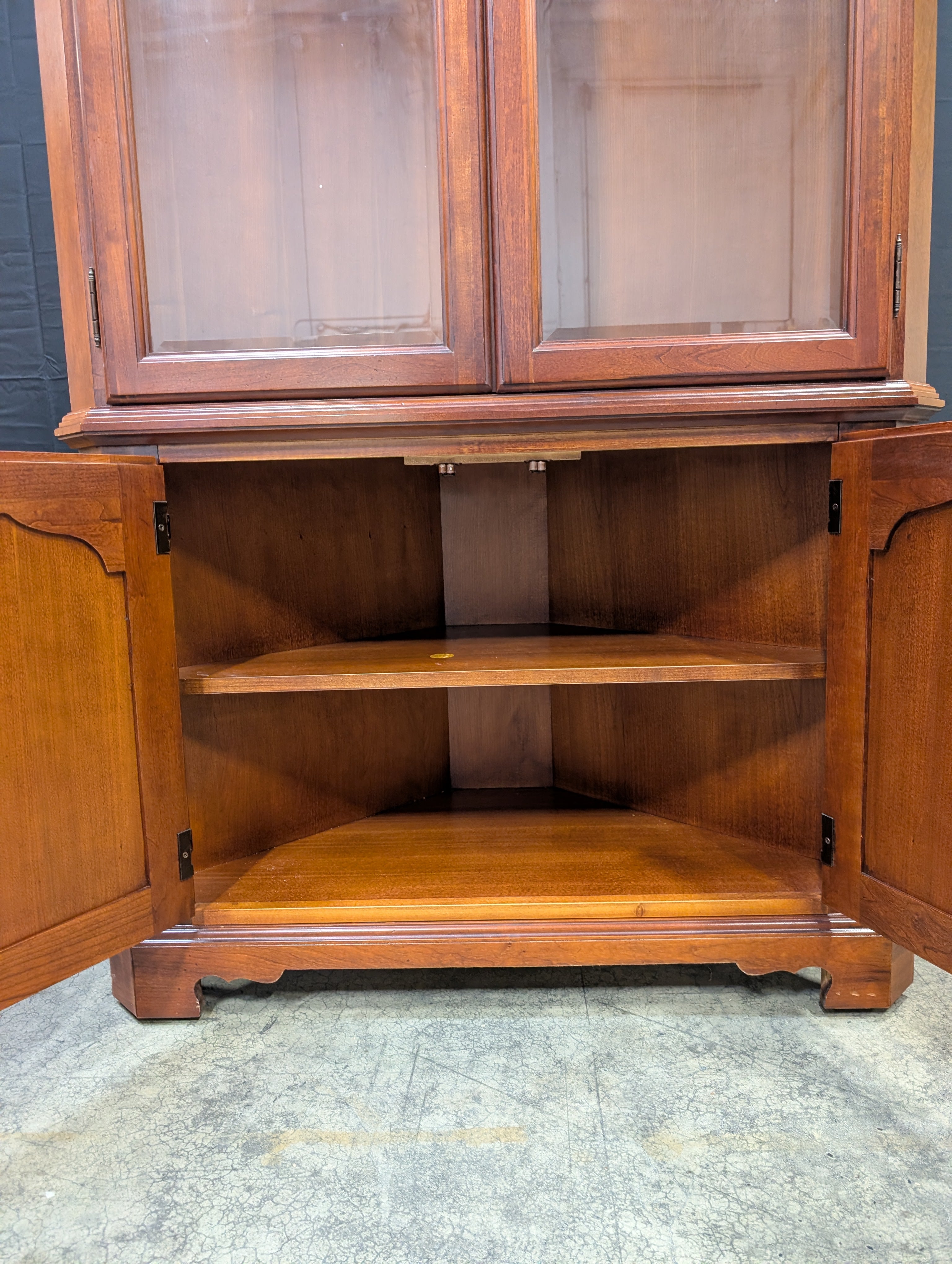 Thomasville Stately Cherry Tone Corner Display Hutch
