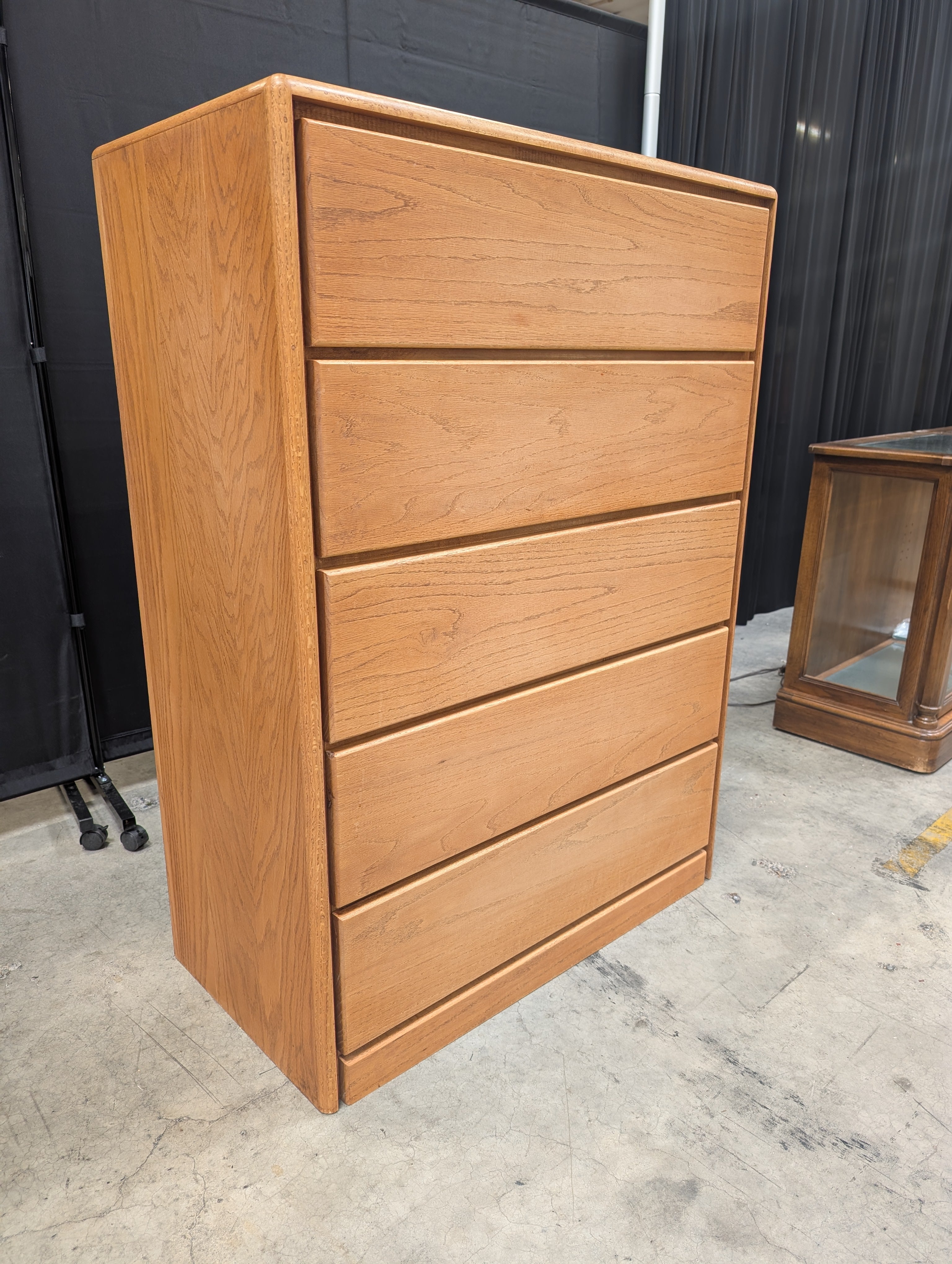 Light Wood Five-Drawer Dresser with Rounded Edges