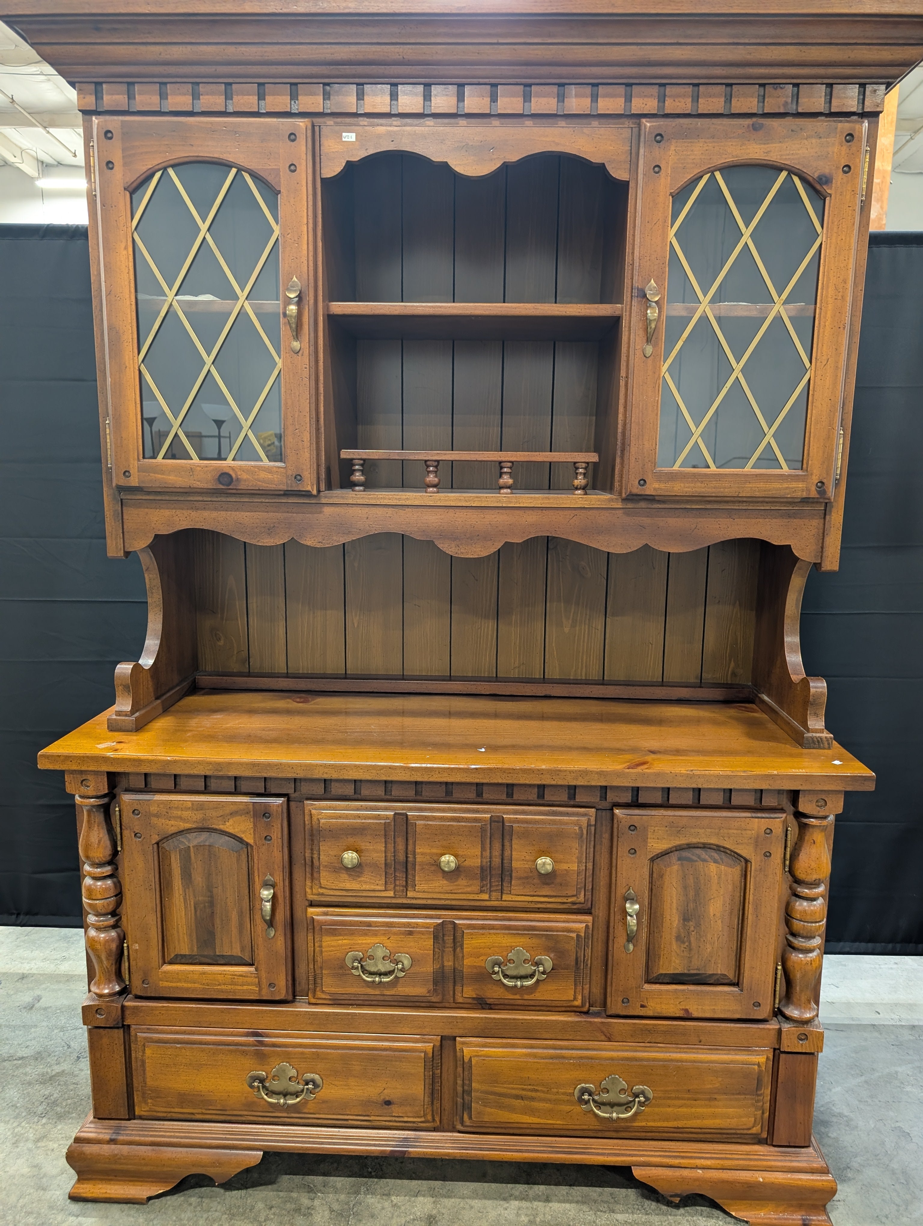 Traditional Wooden China Cabinet Hutch with Glass Lattice Doors
