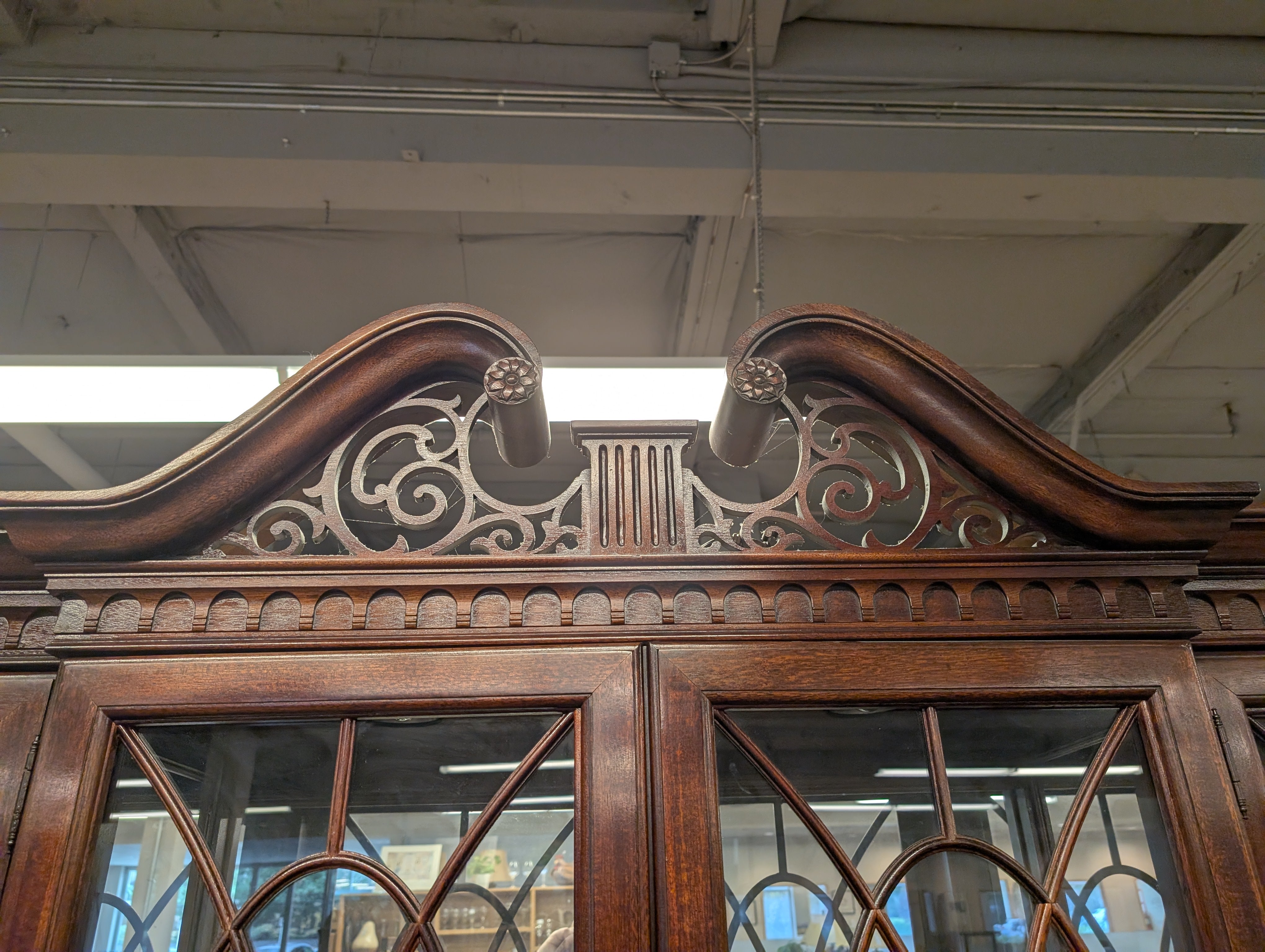 Thomasville Georgian Style Large Mahogany China Display Breakfront