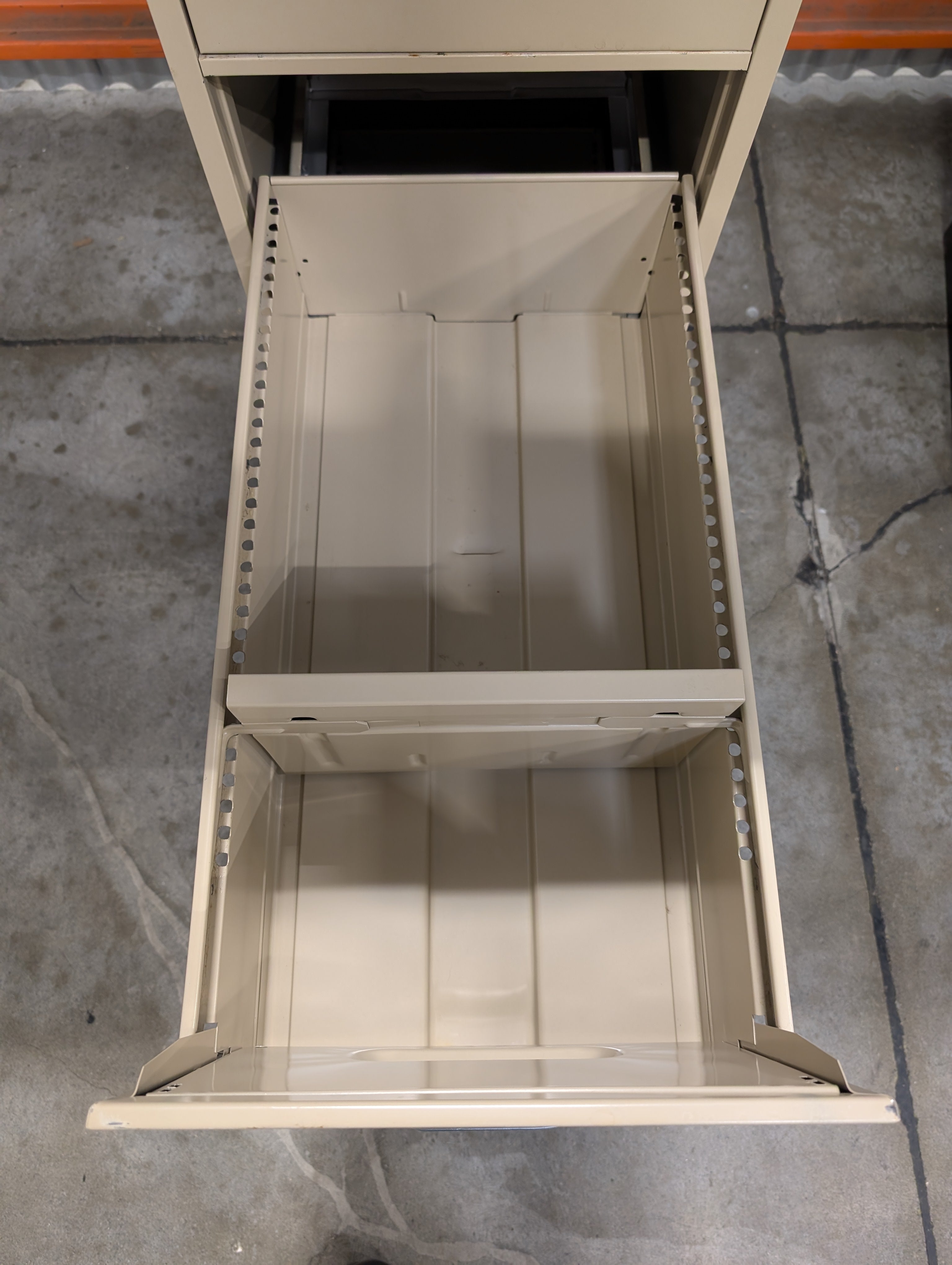 Warehouse sale - Four-Drawer Metal Filing Cabinet