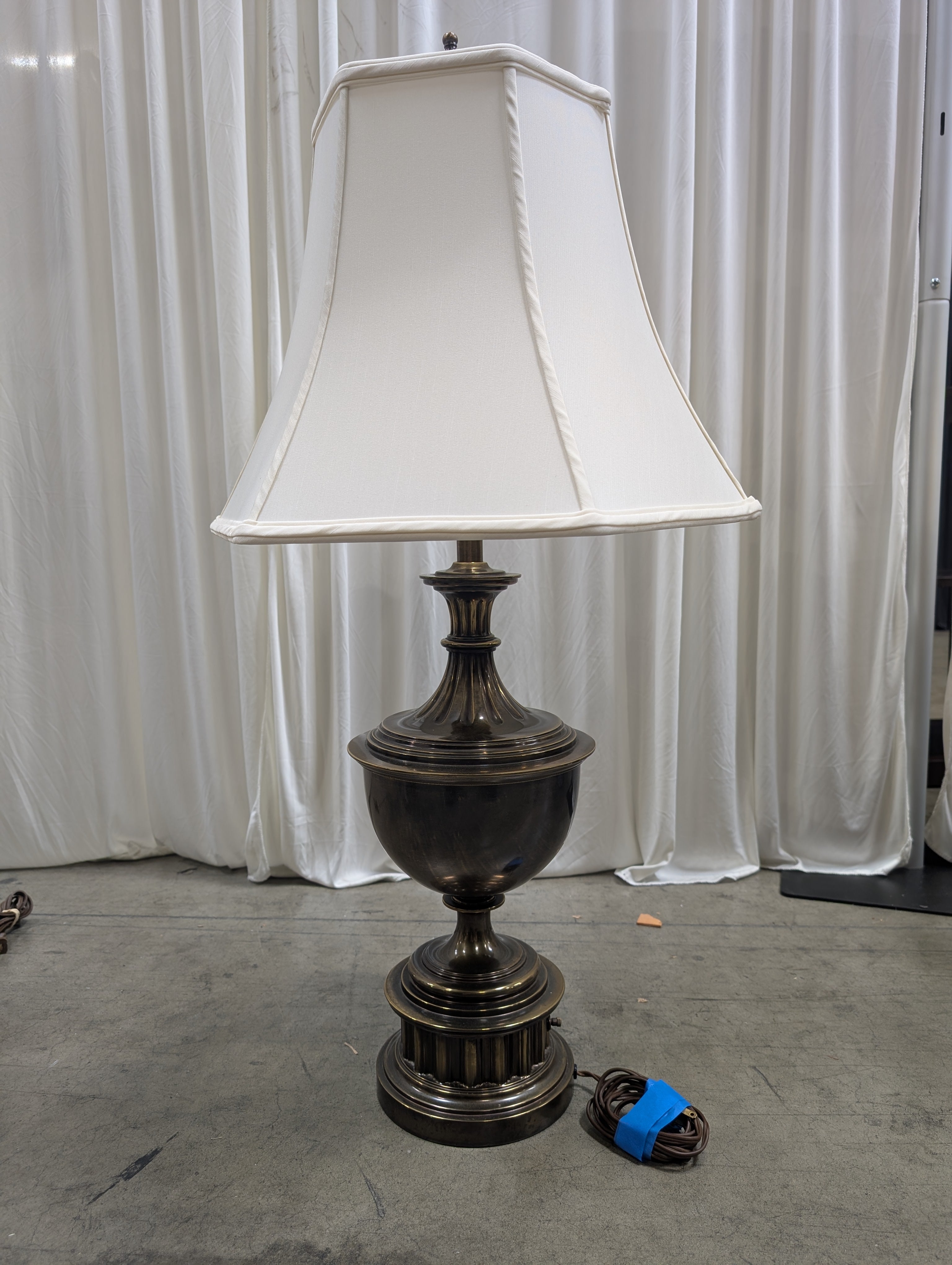 Traditional Urn Style Table Lamp in Bronze