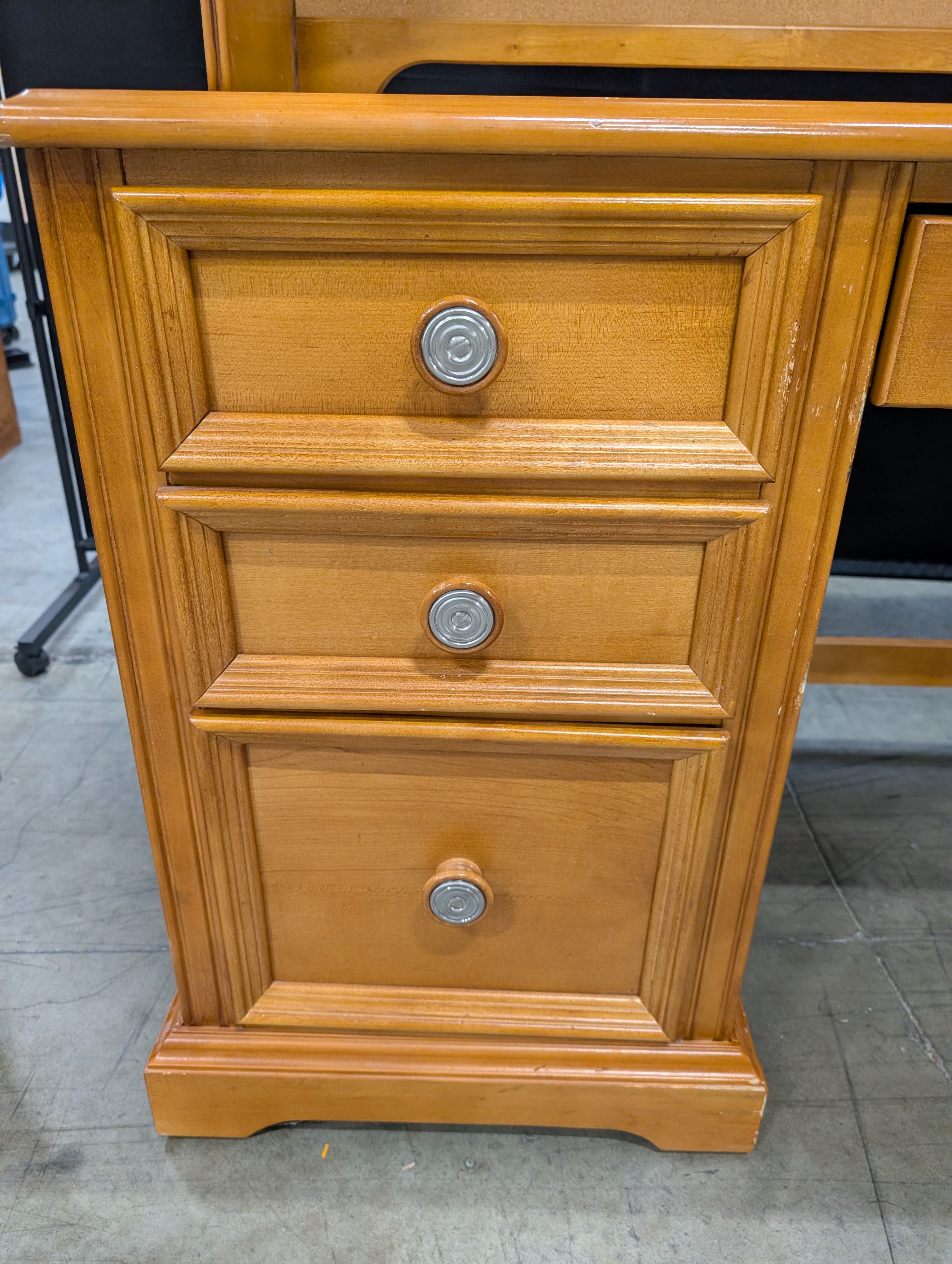 Pulaski Build a Bear Home collection Desk with Hutch